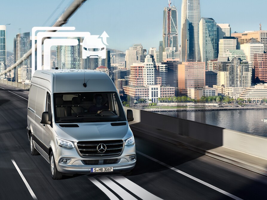 En Mercedes-Benz Vans transportbil kör över en flerfilig bro på dagen.