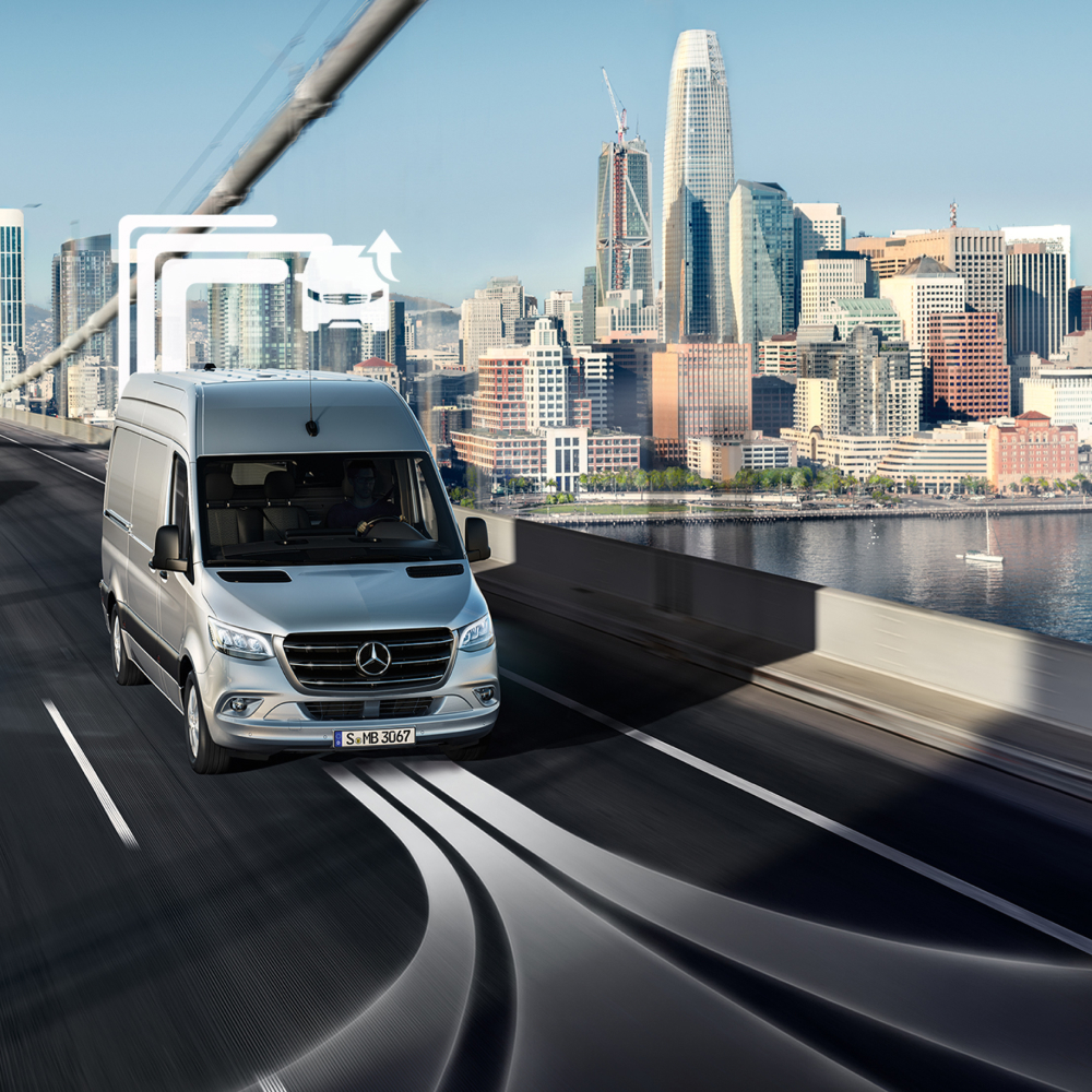 Van Uptime Monitor | Digitala tjänster | Mercedes-Benz En Mercedes-Benz Vans transportbil kör över en flerfilig bro på dagen.