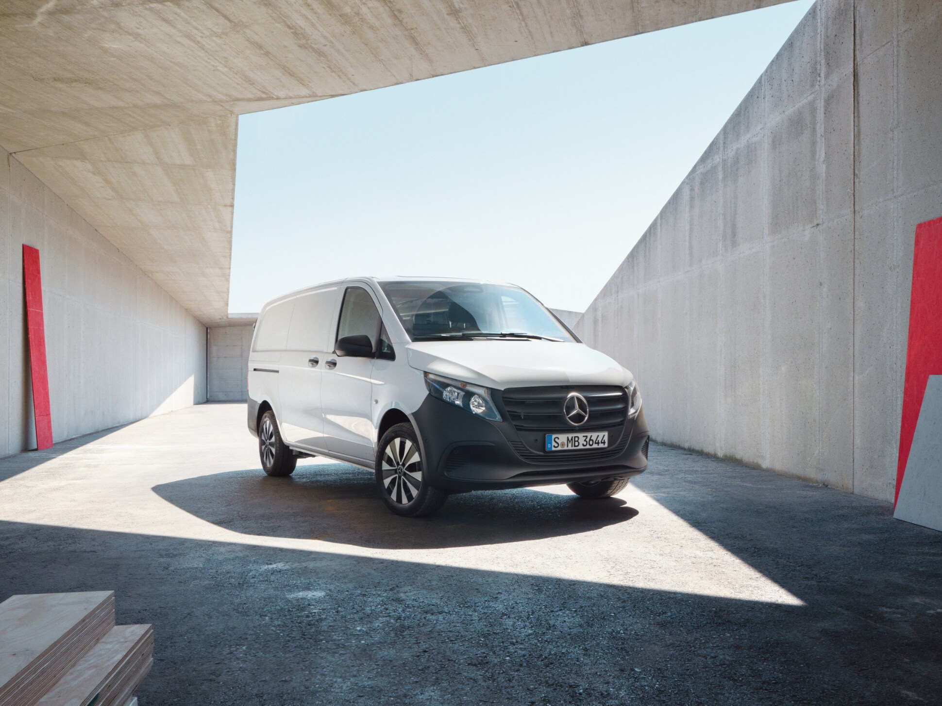 En Mercedes-Benz Vito Skåpbil på en byggarbetsplats