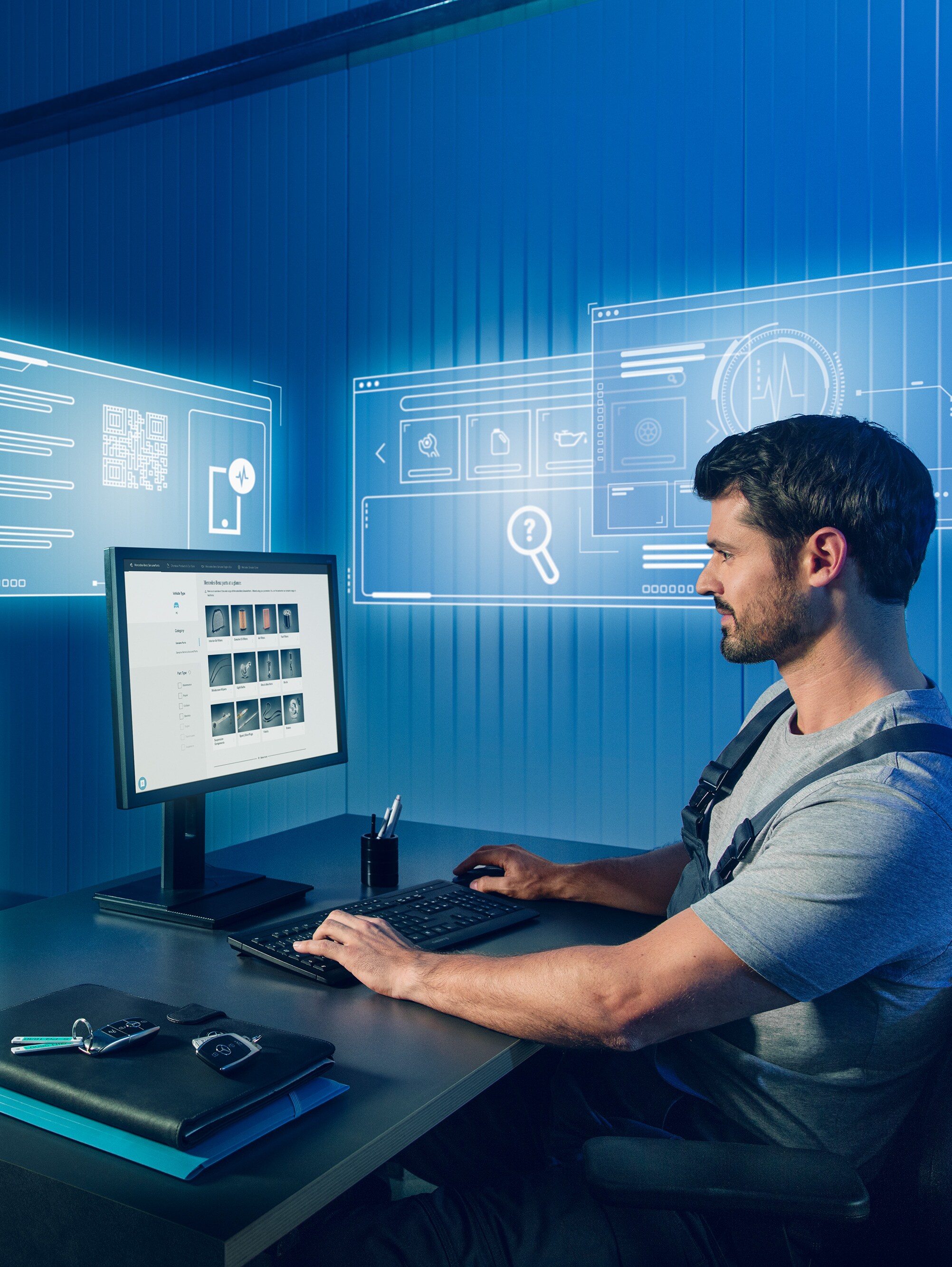 Mekaniker söker efter lämpliga Mercedes-Benz Originaldelar i Mercedes reservdelskatalog på datorn.