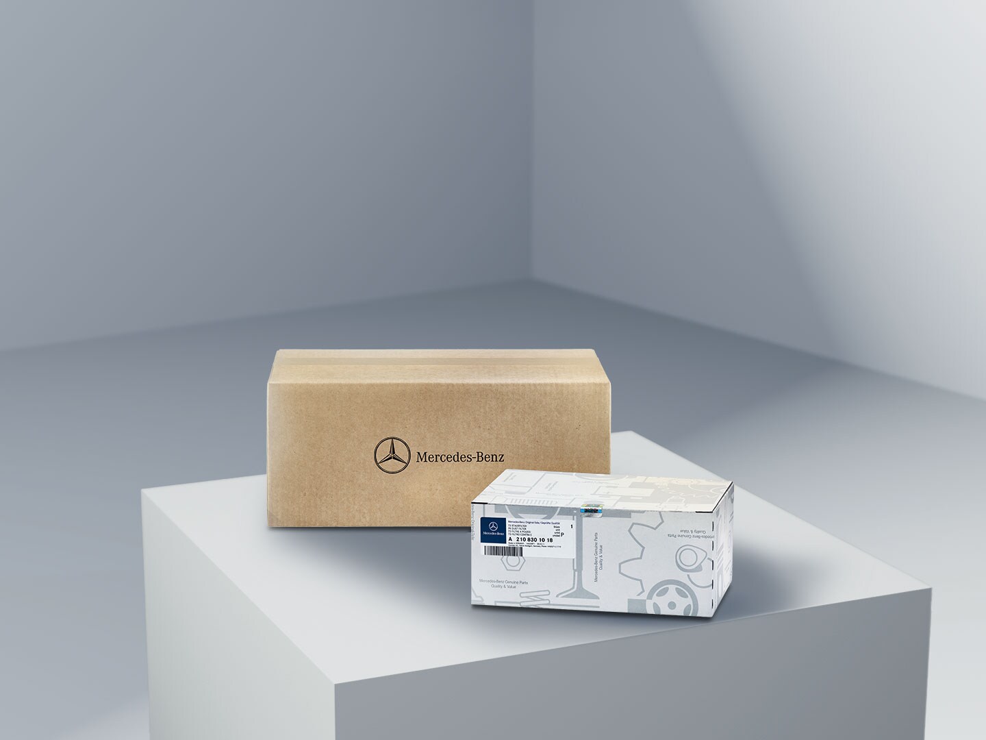 Två paket med Mercedes-Benz logotyp, som symboliserar Mercedes-Benz originaldelar, på en ljus plattform.