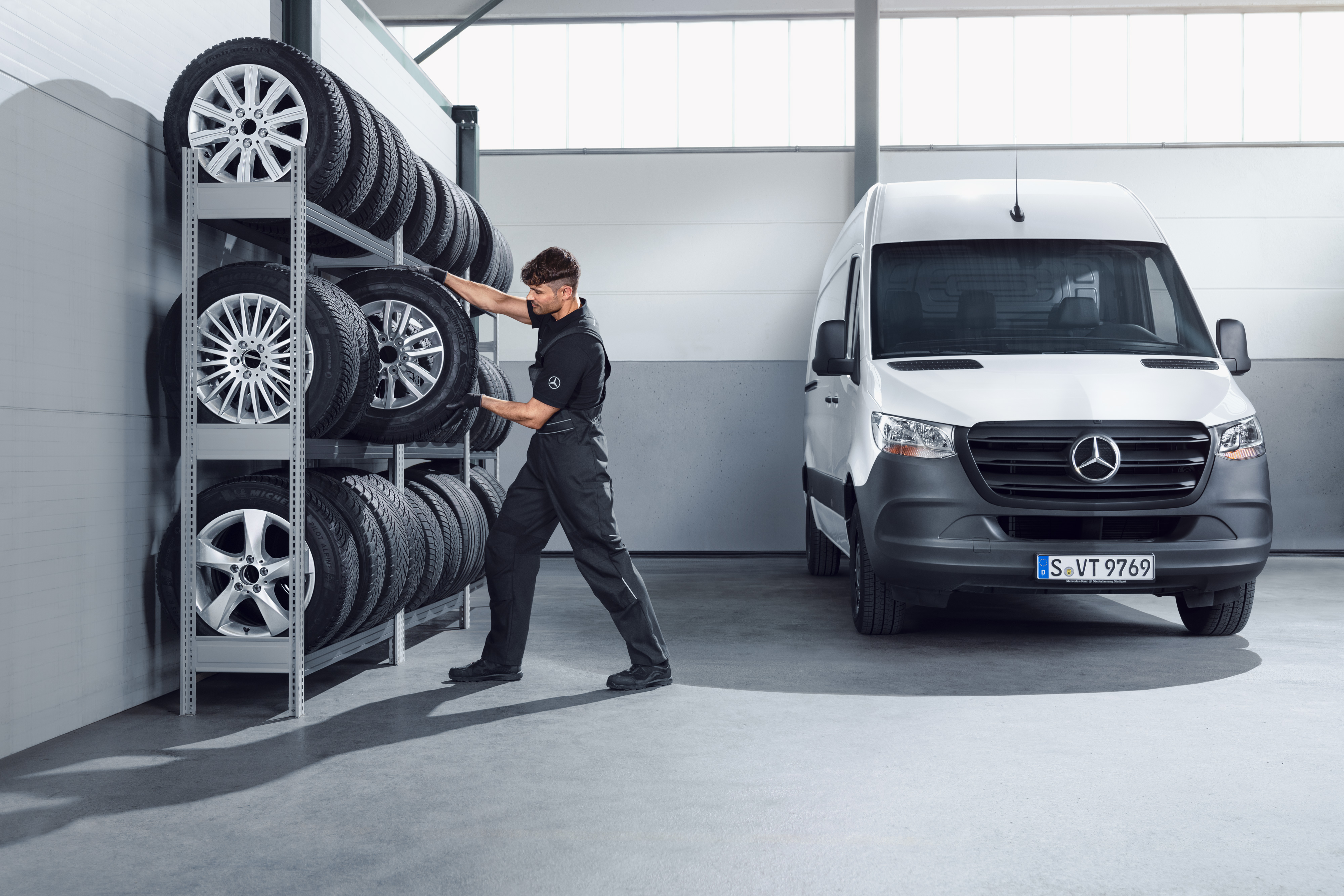 Mercedes-Benz | Transportbilar Kvalitet Originaldelar Mekaniker plockar ner Mercedes-Benz kompletta vinterhjul.
