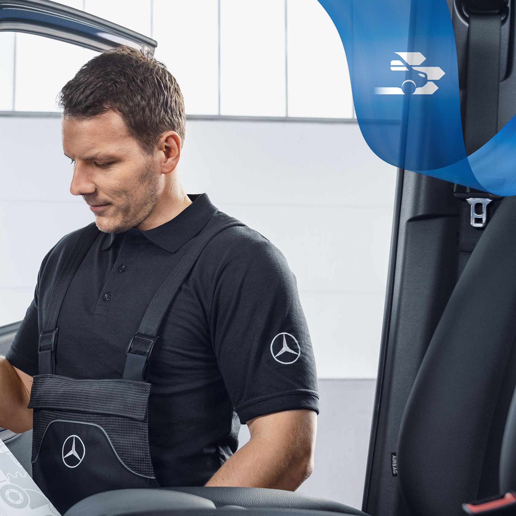 Mekaniker kontrollerar Mercedes-Benz Originaldelar.