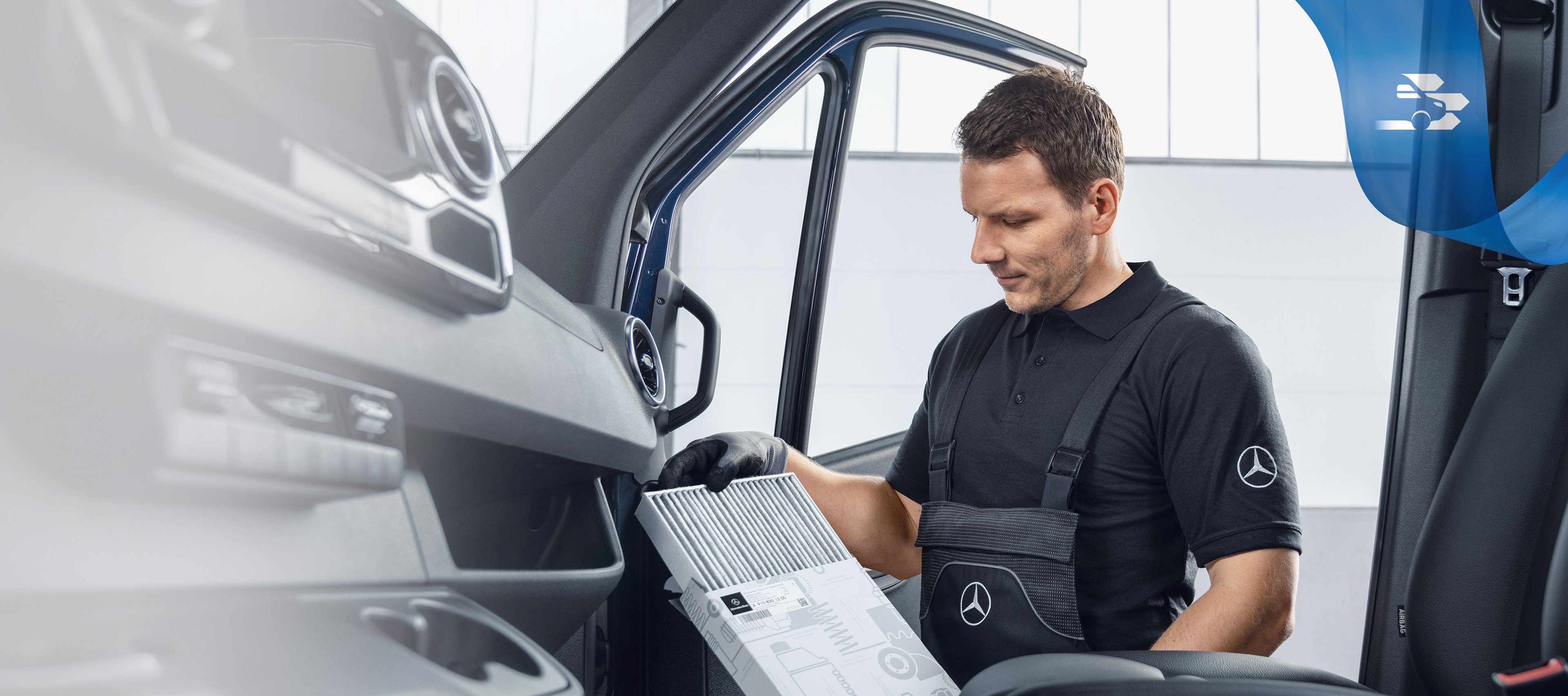 Mercedes-Benz | Transportbilar Kvalitet Originaldelar Mekaniker kontrollerar Mercedes-Benz Originaldelar.
