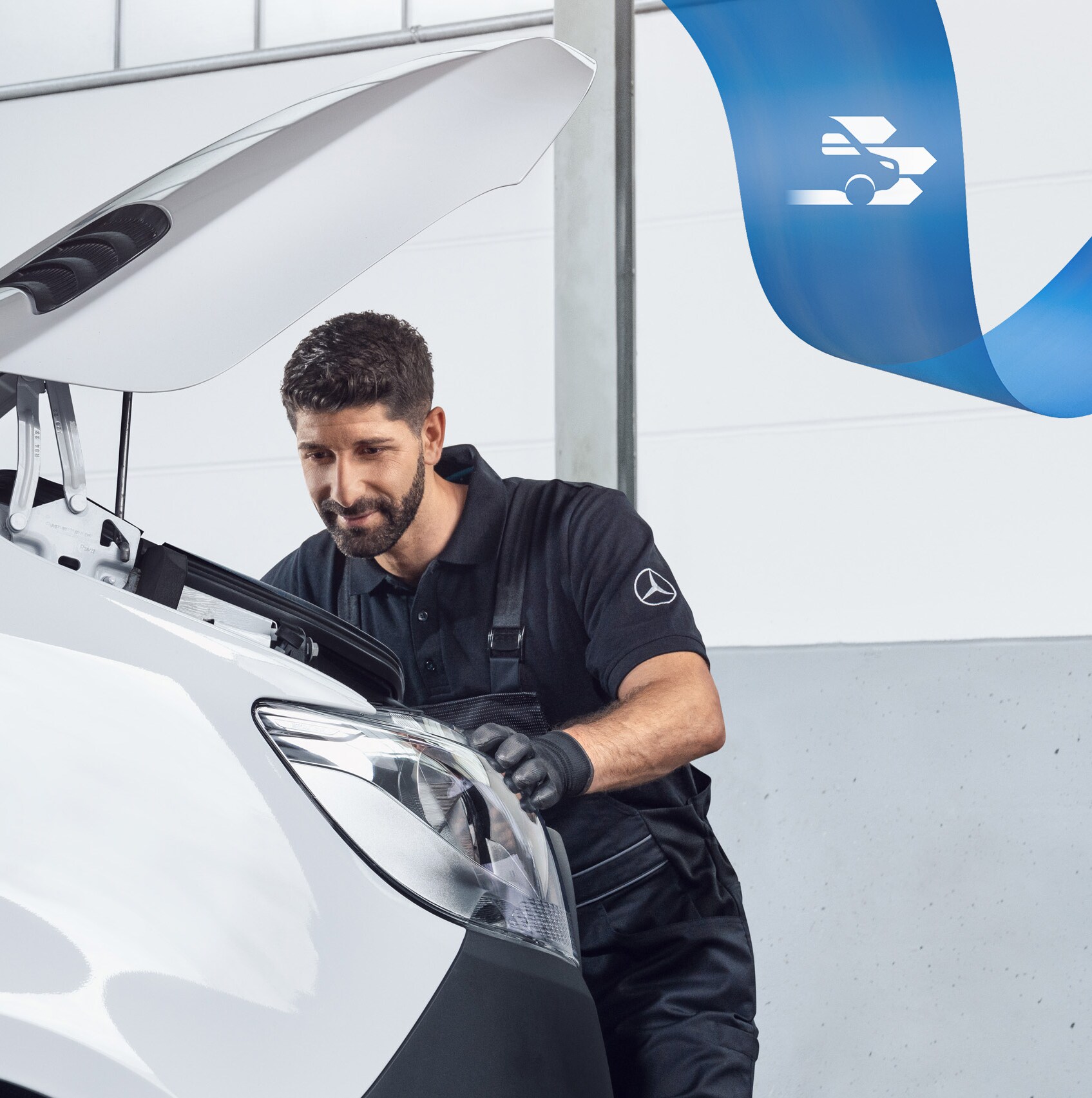 Mercedes-Benz specialist arbetar på en transportbil med specialverktyg.