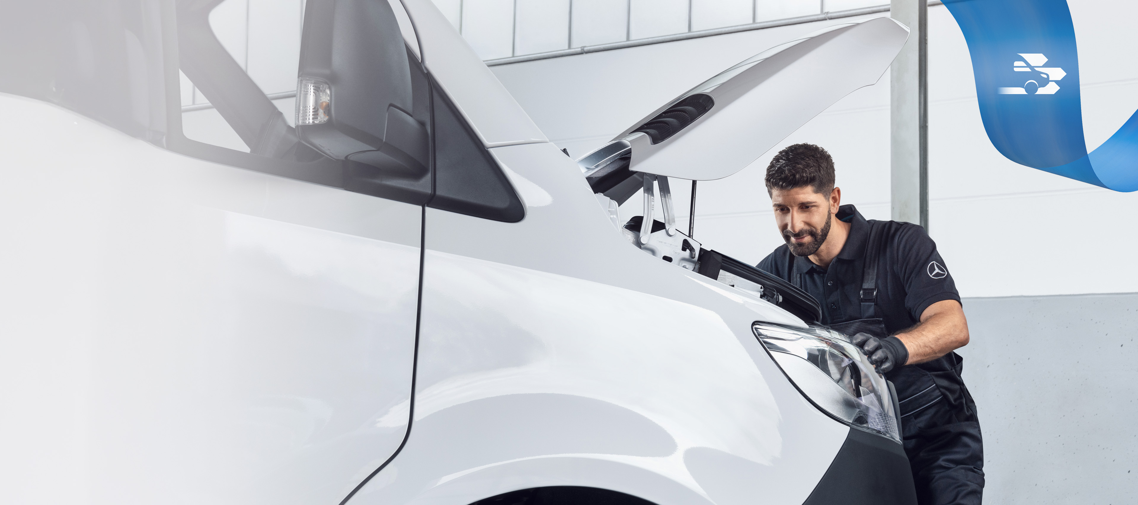Mercedes-Benz | Reparationsvänlig fordonsdesign Mercedes-Benz specialist arbetar på en transportbil med specialverktyg.