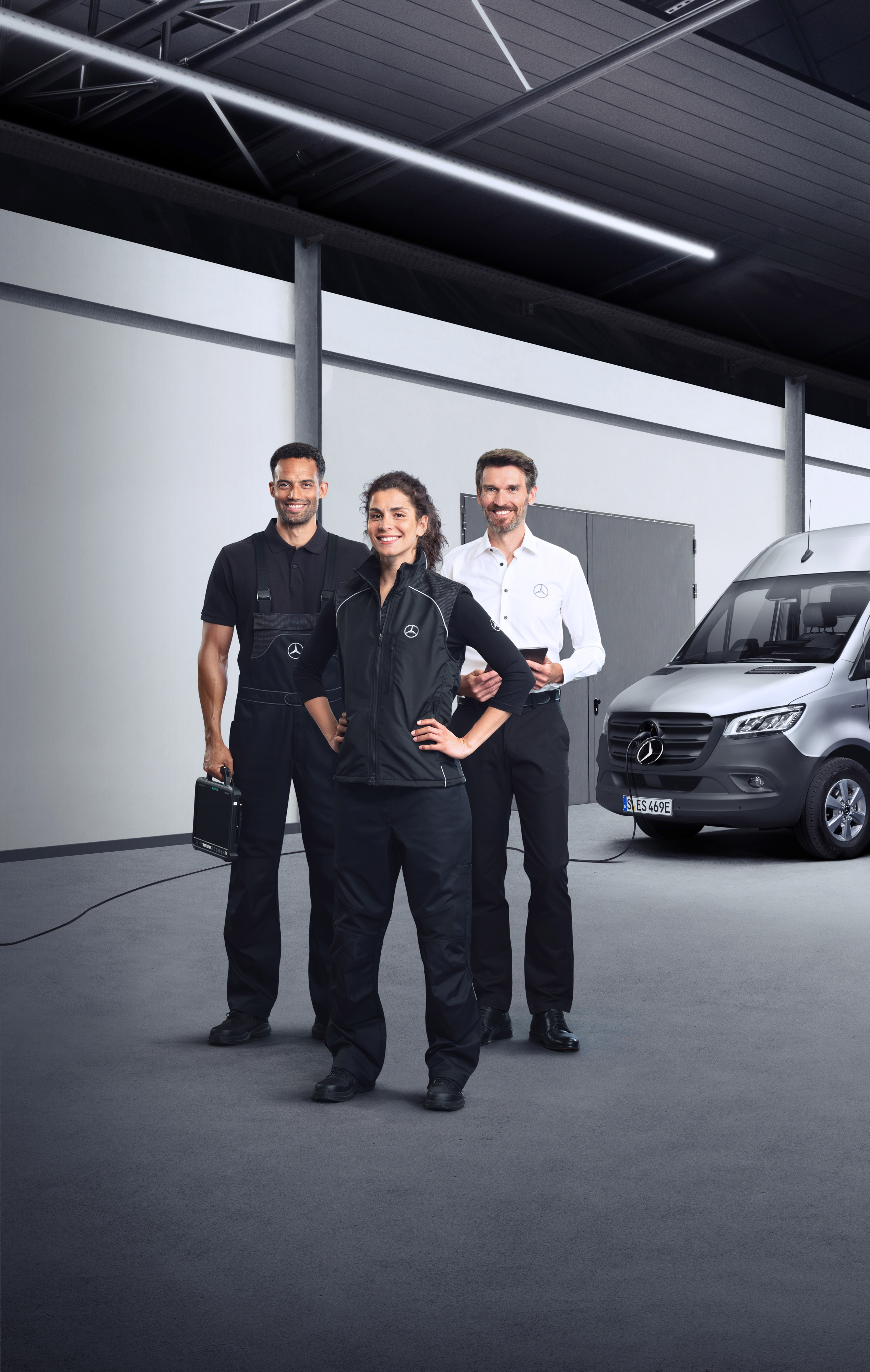 Mercedes-Benz | Översikt över tjänster | Tjänster för eldrivna transportbilar Tre medarbetare står framför en Mercedes-Benz eSprinter.