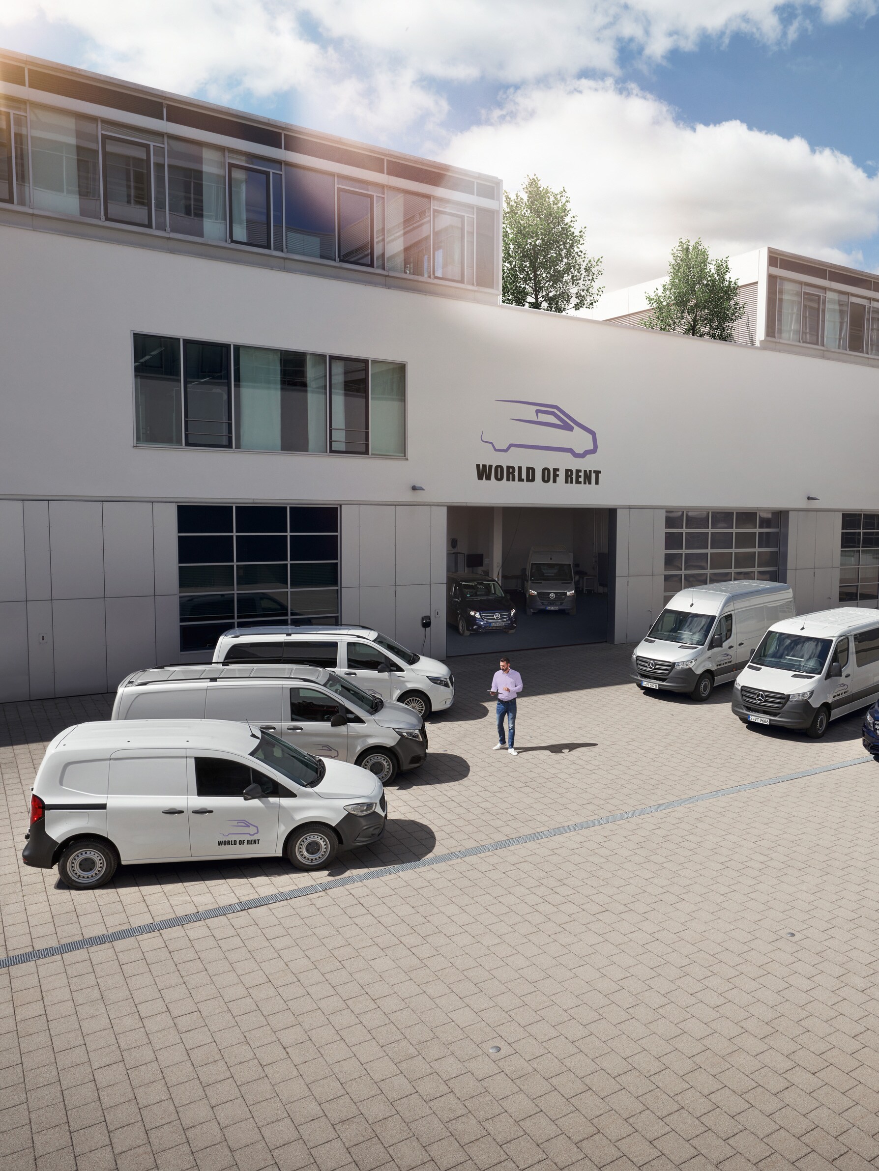 En vagnpark bestående av Mercedes-Benz-transportbilar framför en företagsbyggnad.