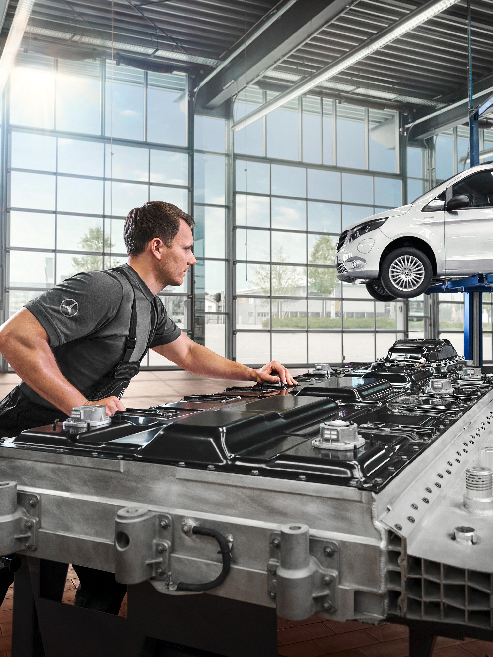 En tekniker kontrollerar batterimoduler på verkstaden.