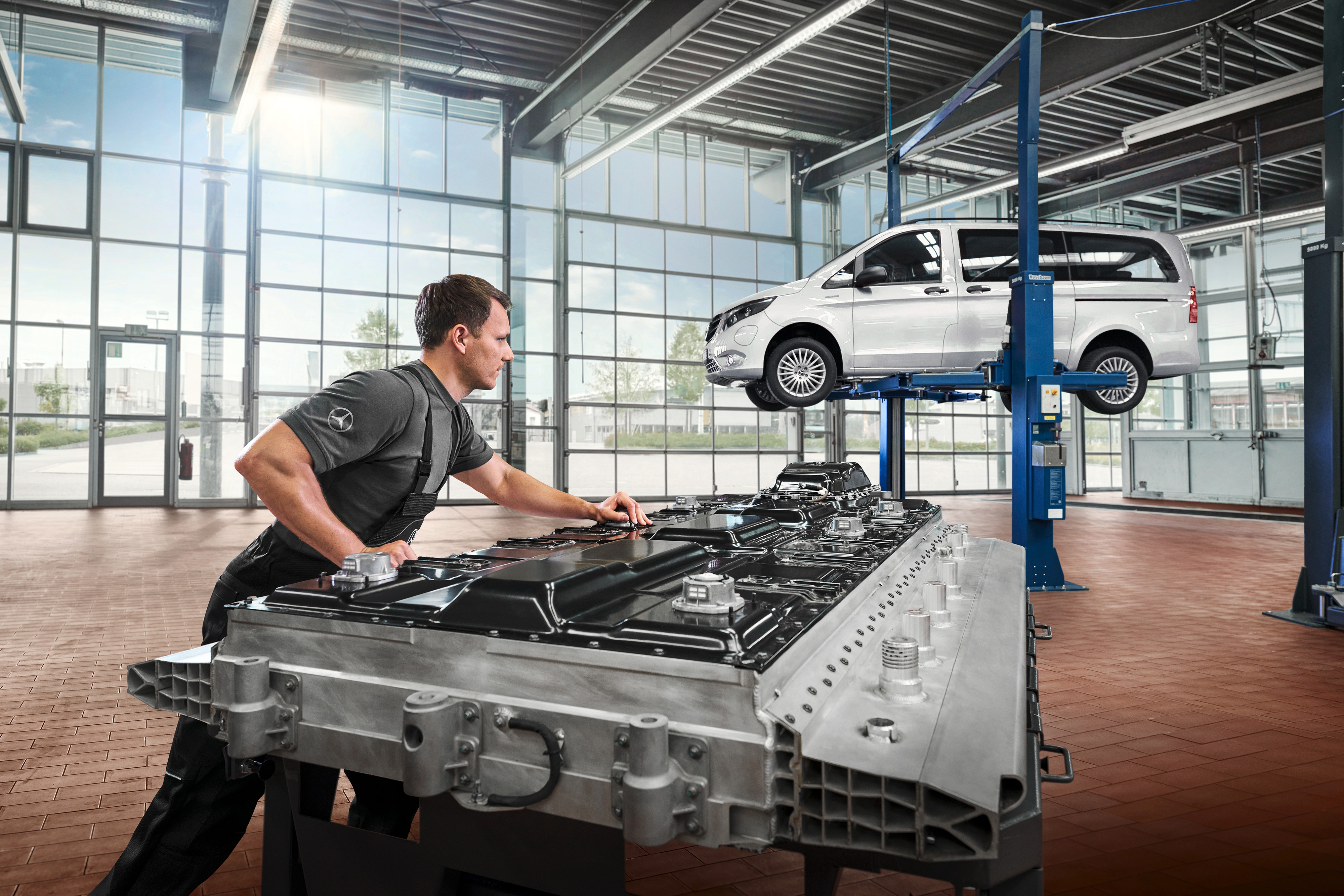 Mercedes-Benz | Service av elbilar | Batterireparation En tekniker kontrollerar batterimoduler på verkstaden.
