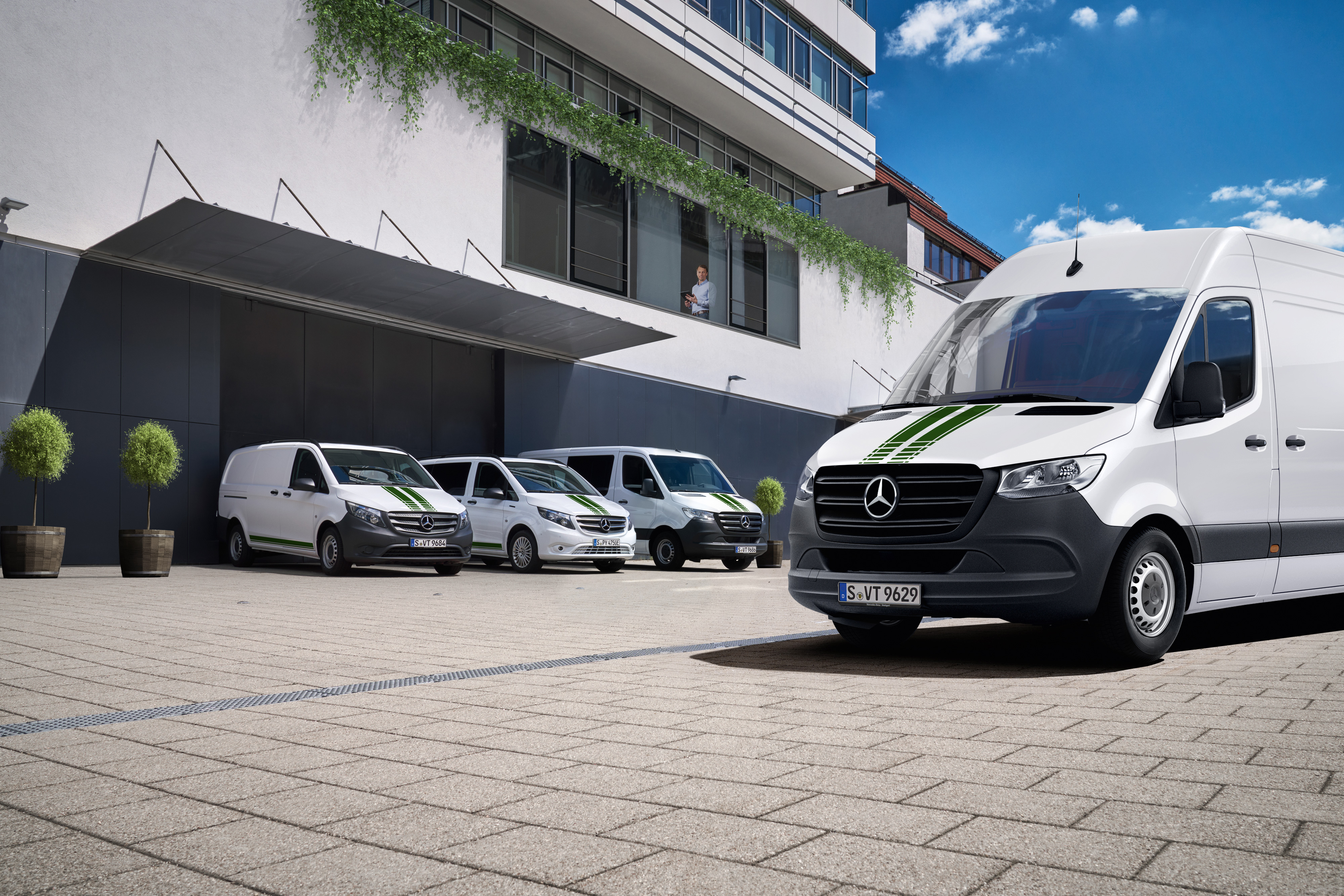 Mercedes-Benz | Vagnparkstjänster för transportbilar En vagnpark bestående av vita Mercedes-Benz transportbilar.