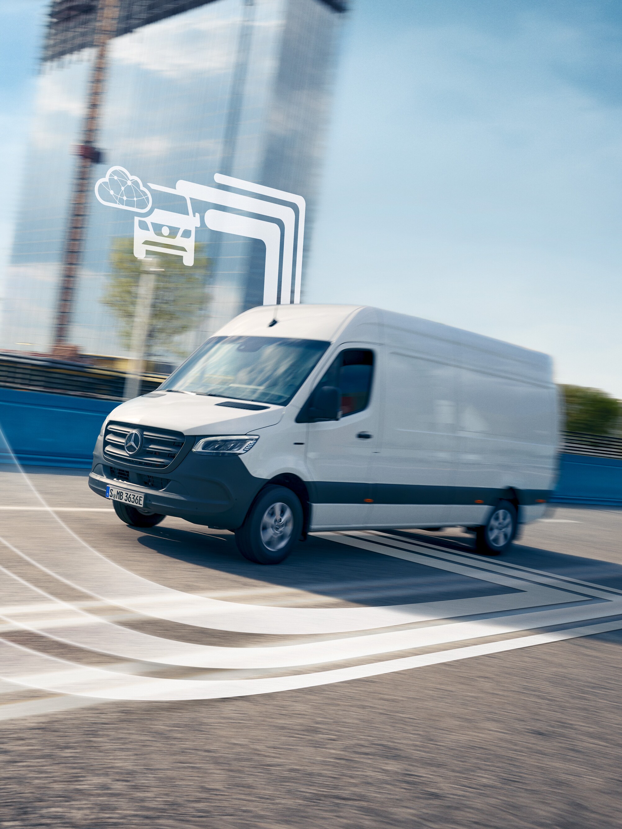 En digitalt uppkopplad vit Mercedes-Benz Sprinter-transportbil på vägen.
