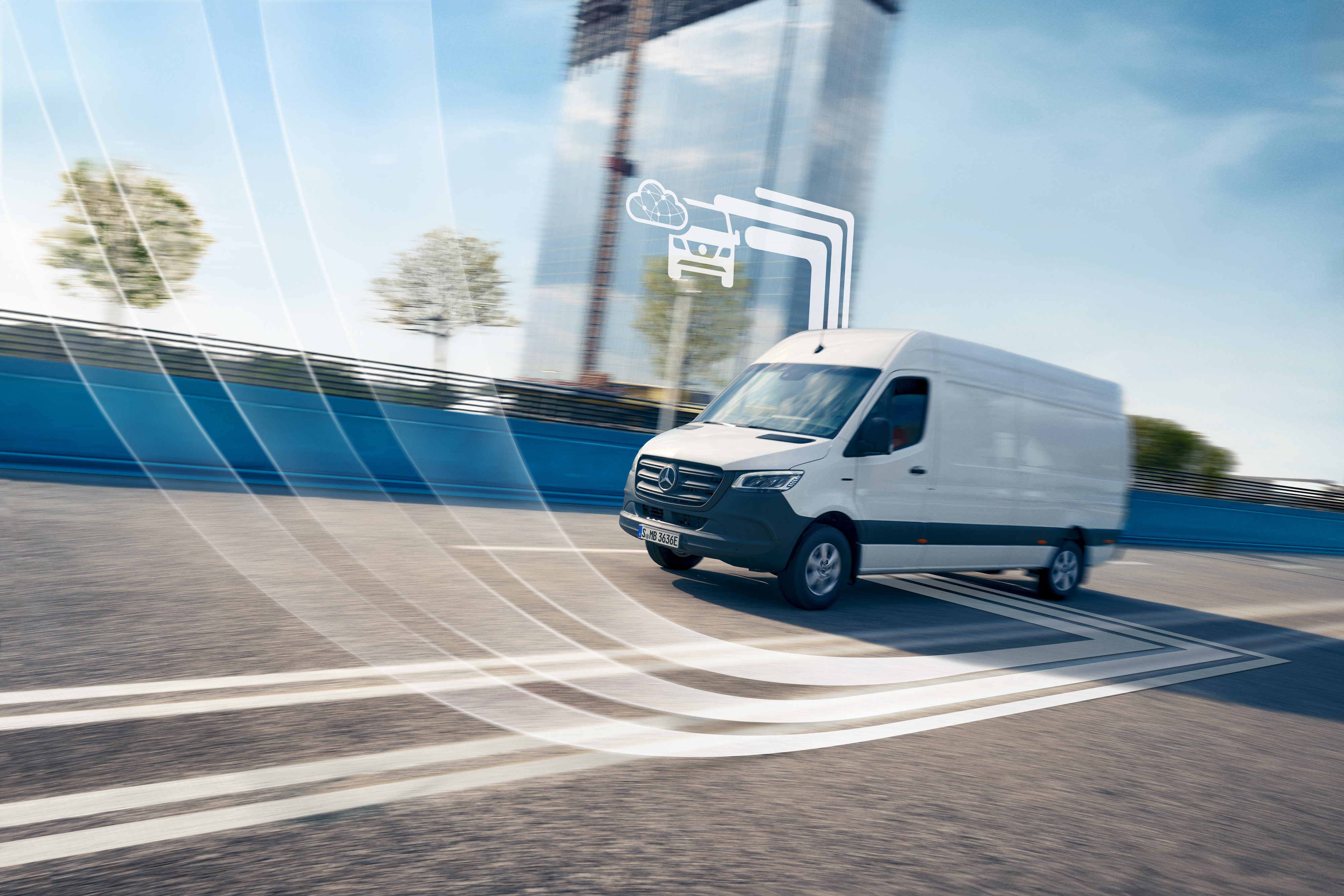 Mercedes-Benz | Vagnparkstjänster för transportbilar | Digitala tjänster En digitalt uppkopplad vit Mercedes-Benz Sprinter-transportbil på vägen.