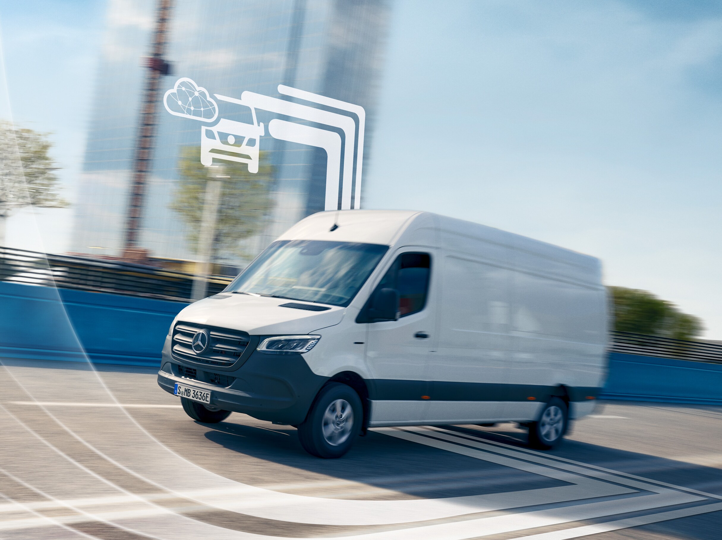 En digitalt uppkopplad vit Mercedes-Benz Sprinter på vägen.