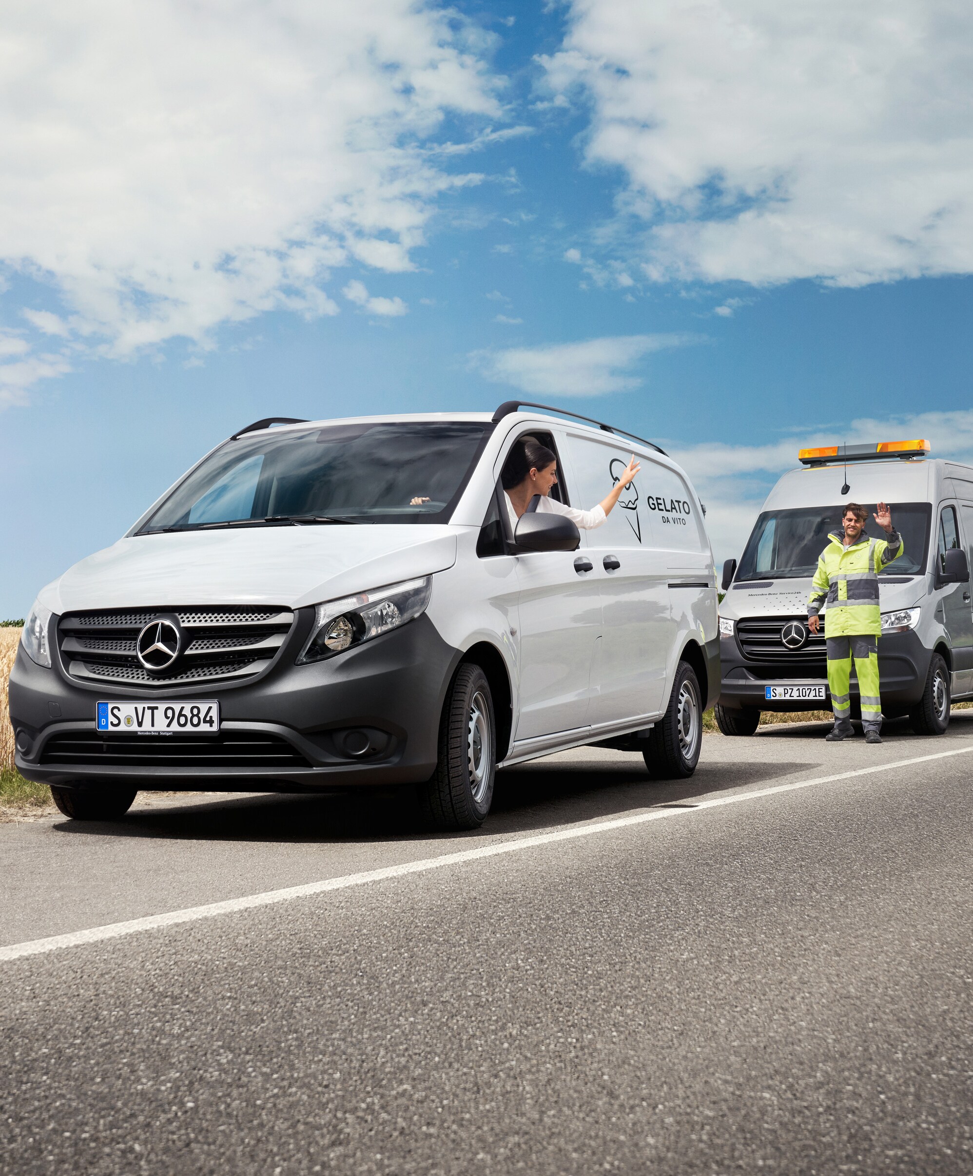 En mekaniker ger vägassistans till en kund i en vit Mercedes-Benz Vito-transportbil.