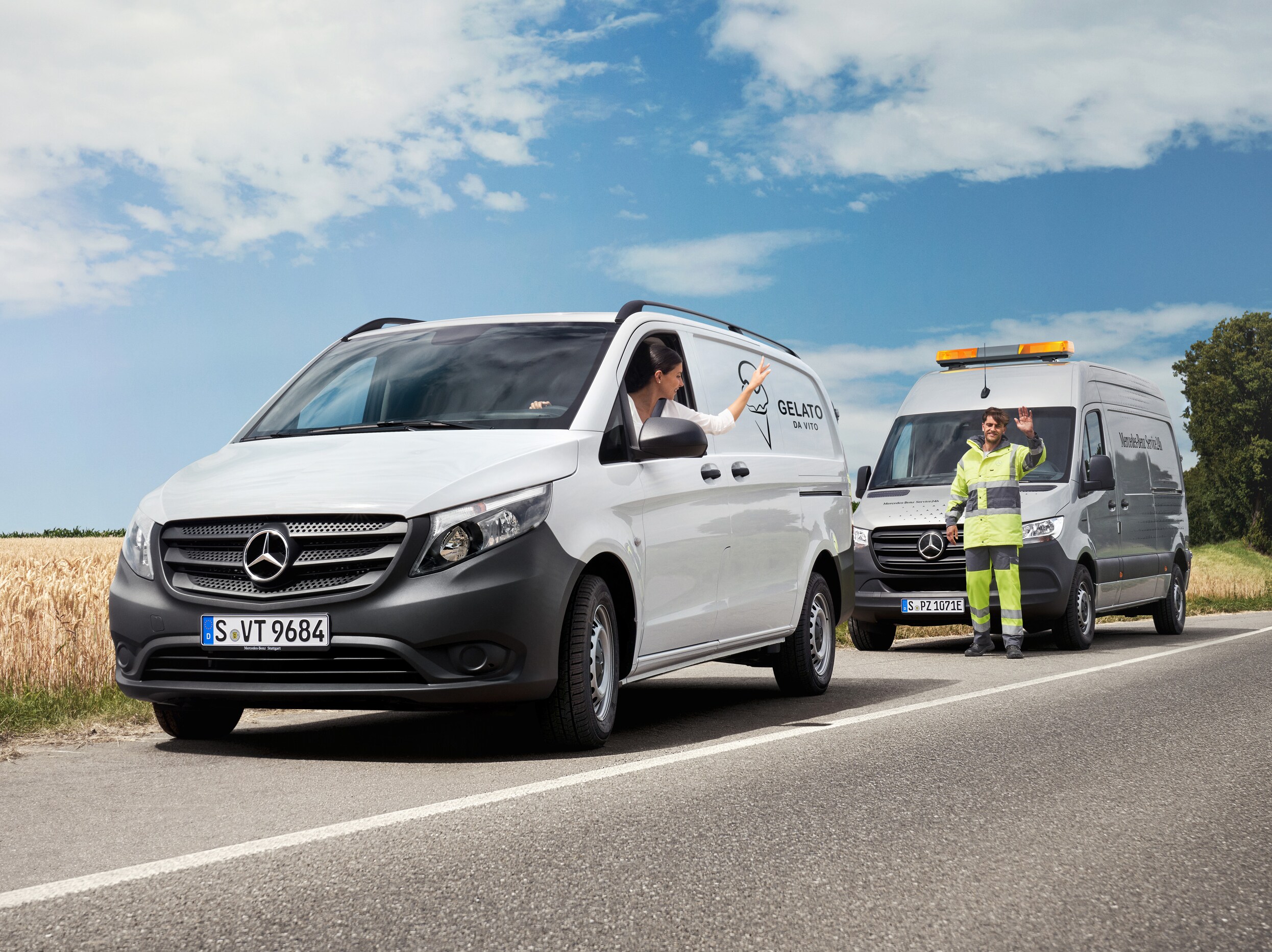 En mekaniker ger vägassistans till en kund i en vit Mercedes-Benz Vito.
