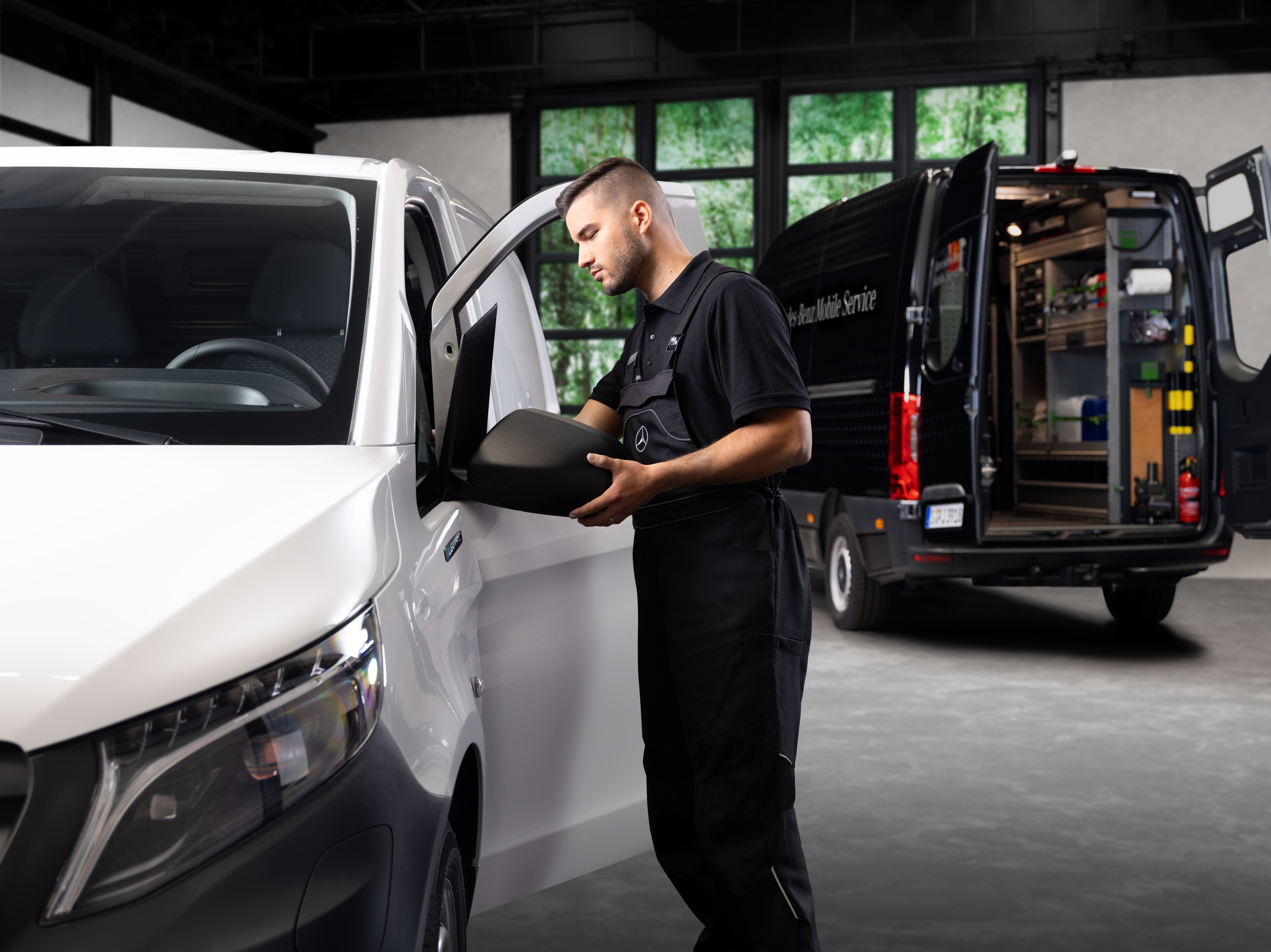 Serviceavtal | Begagnade bilar för din verksamhet | Mercedes-Benz Transportbilar Mercedes-Benz-medarbetare utför servicetjänst på transportbil