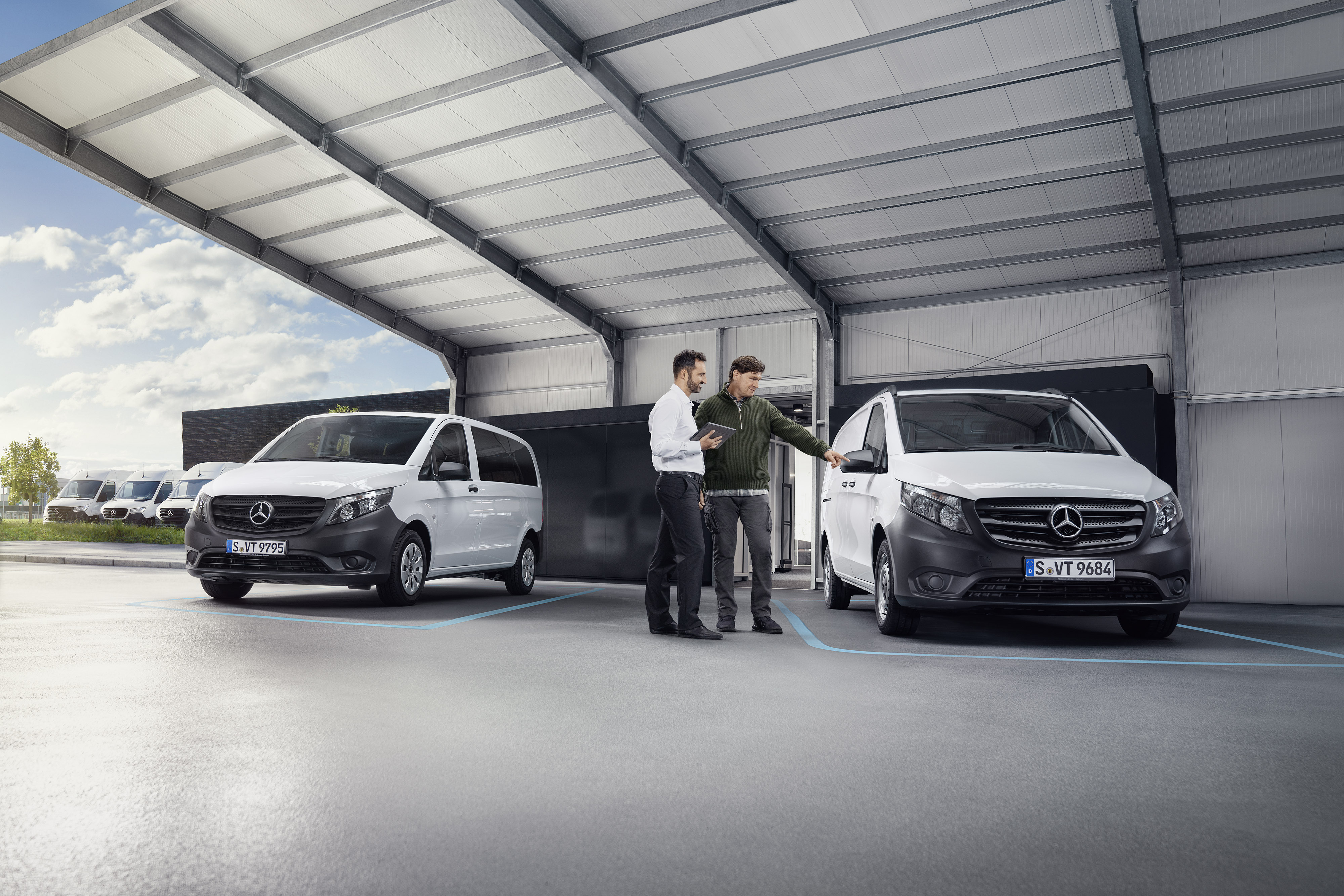 Mercedes-Benz | Återkallelse Mercedes-Benz Medarbetare med kund framför en transportbil.