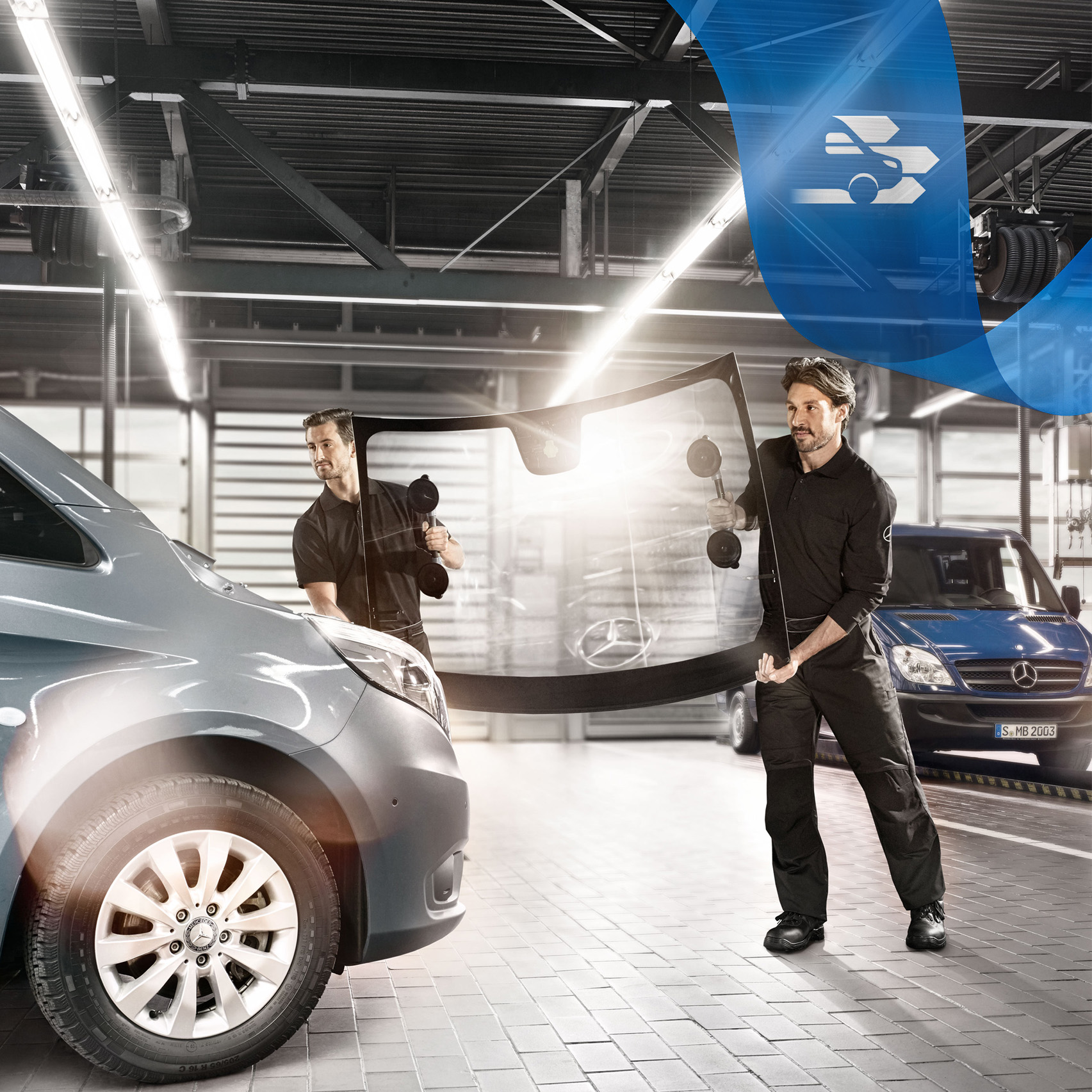 Mercedes-Benz | Reparation En ny vindruta monteras på en Mercedes-Benz Vito.
