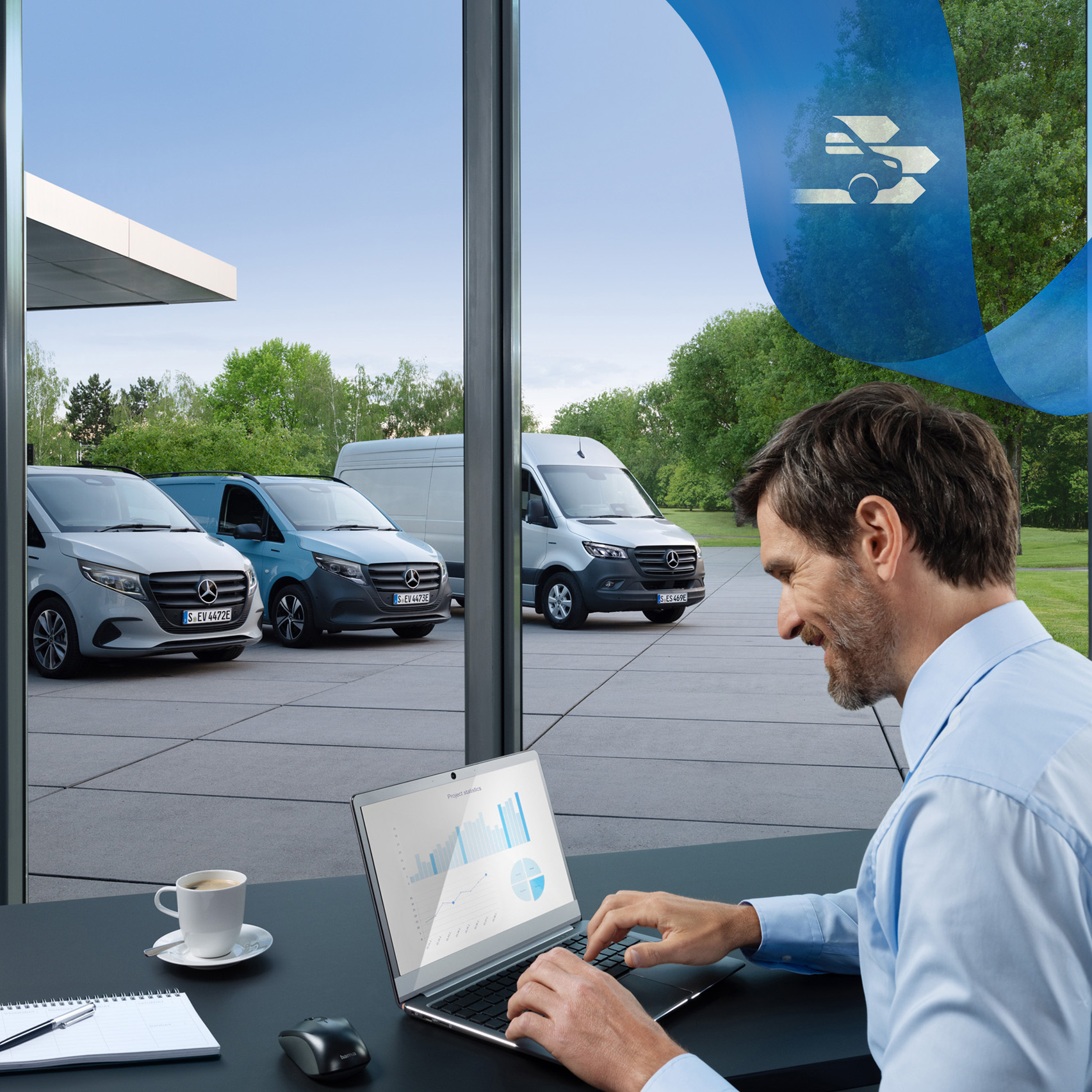 Mercedes-Benz | Van ServiceCare En man sitter med sin laptop på ett kontor.