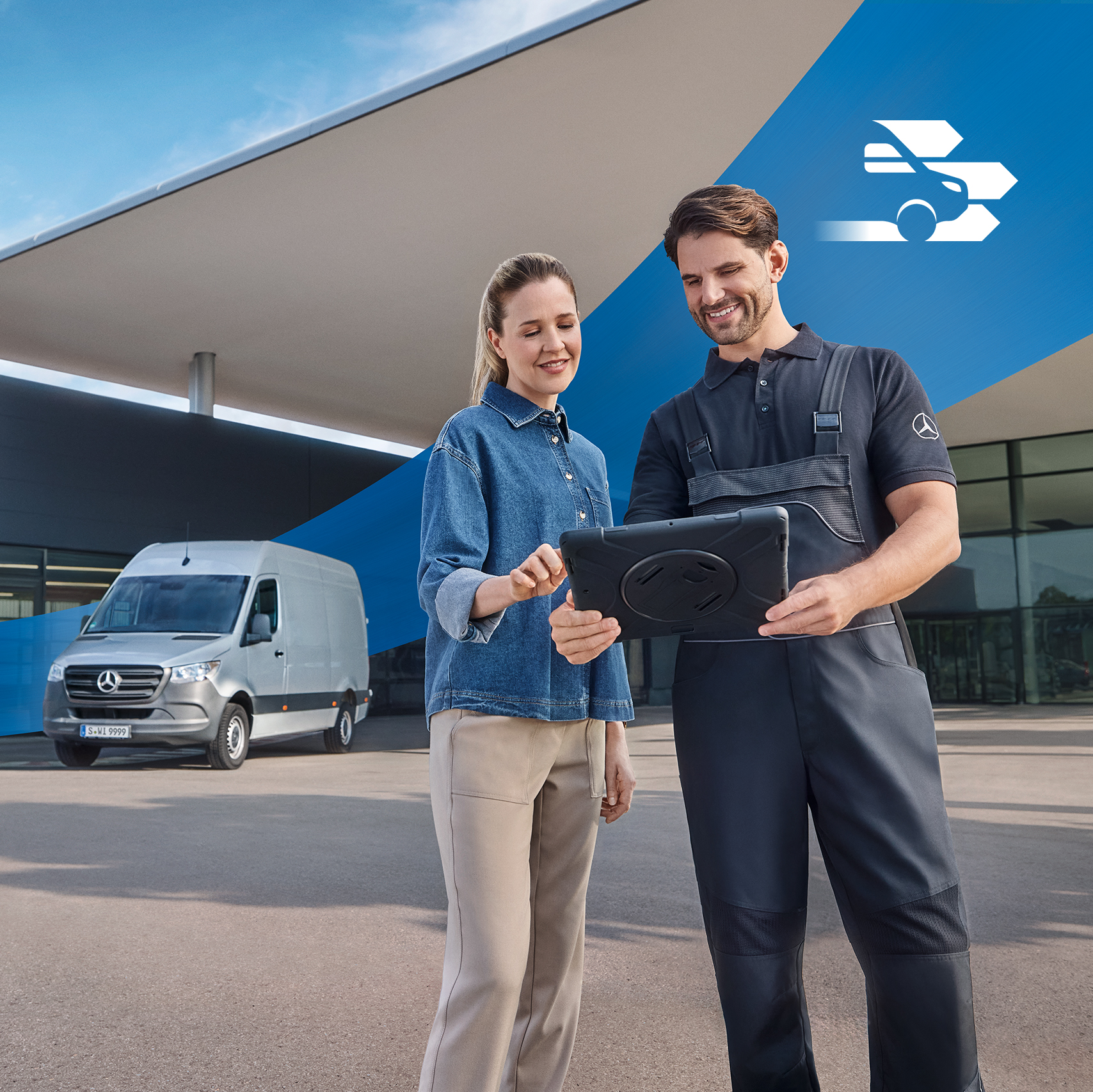 Mercedes-Benz | Tjänster för transportbilar Två personer framför en Mercedes-Benz återförsäljaranläggning.