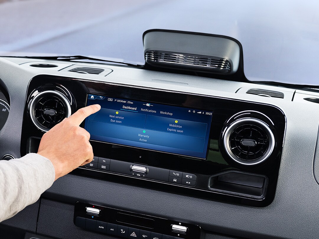 Förare använder Service-appen på bilens display för att kontrollera fordonsdata och servicealternativ.