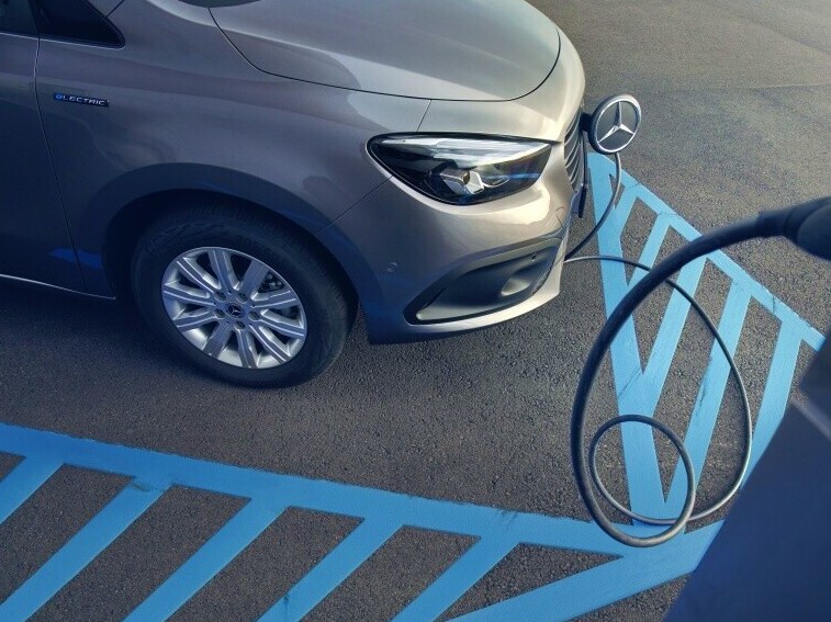 Elektrisk transportbil från Mercedes-Benz laddas vid en laddstation