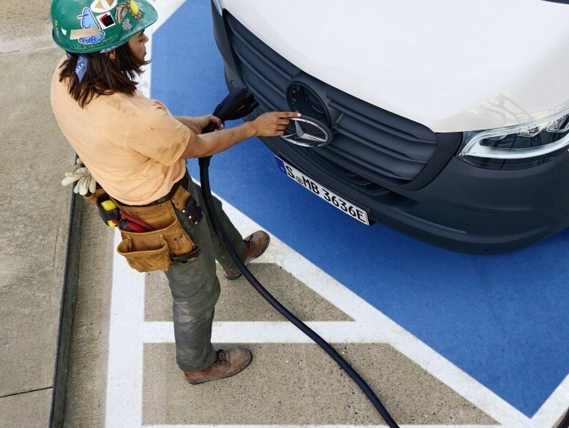 Man ansluter laddkabel till Mercedes-Benz eSprinter Chassi