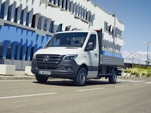 eSprinter Flakbil från Mercedes-Benz kör på vägen