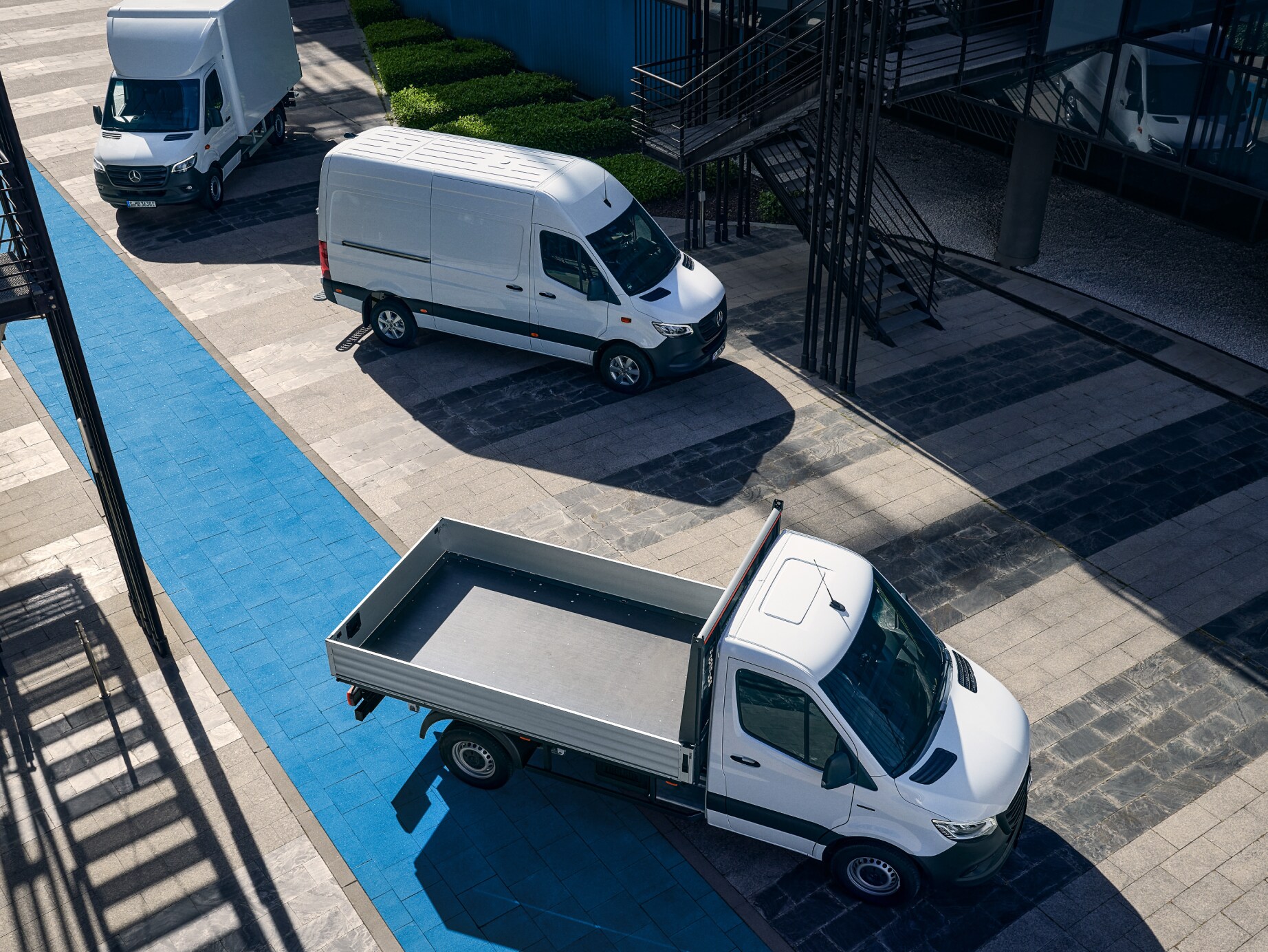 Tre Mercedes-Benz eSprinter står parkerade