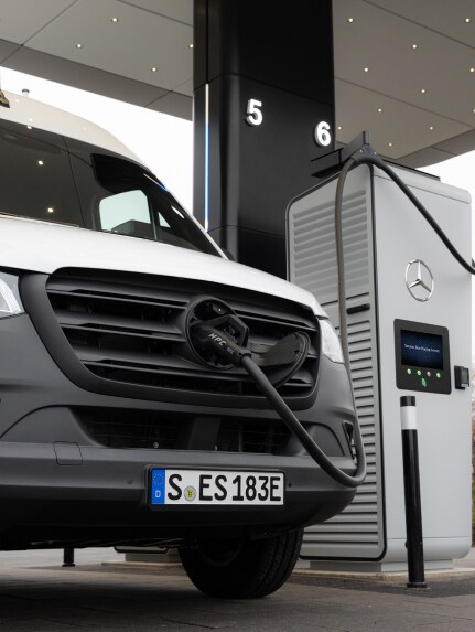 Mercedes-Benz eSprinter laddas vid en laddstation