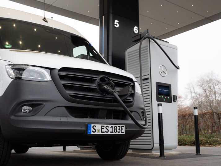 Mercedes-Benz eSprinter laddas vid en laddstation
