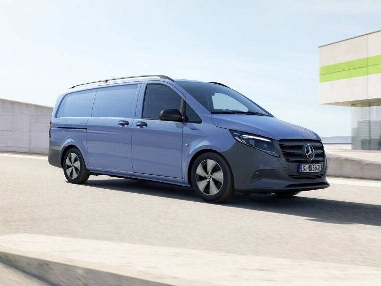 Blå eVito Skåpbil kör ner från parkeringsplatsen på toppen av en byggnad