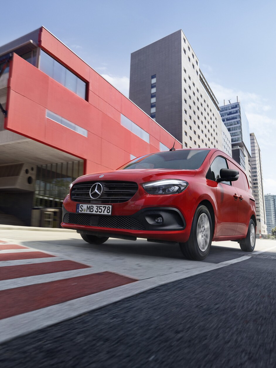 Citan Skåpbil från Mercedes-Benz kör på gatan