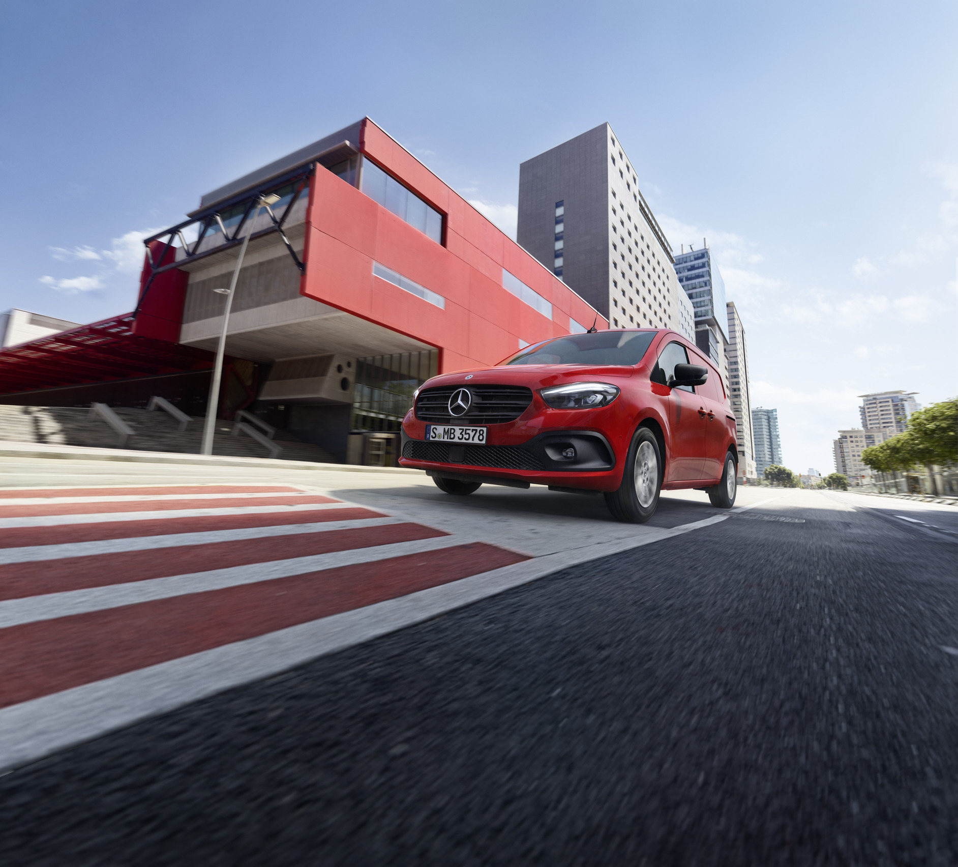 Citan | Mixto-modellerna | Mercedes-Benz Transportbilar Citan Skåpbil från Mercedes-Benz kör på gatan