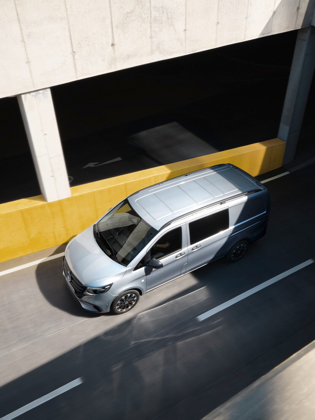 Mercedes-Benz Vito Mixto kör in på en uppfart