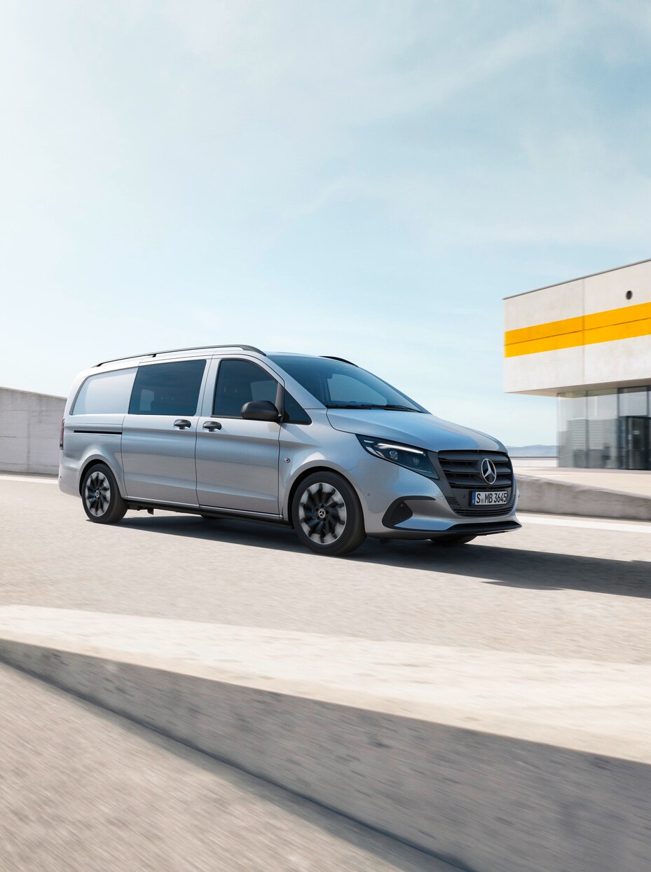 Mercedes-Benz Vito Mixto parkerad på taket av ett parkeringsgarage