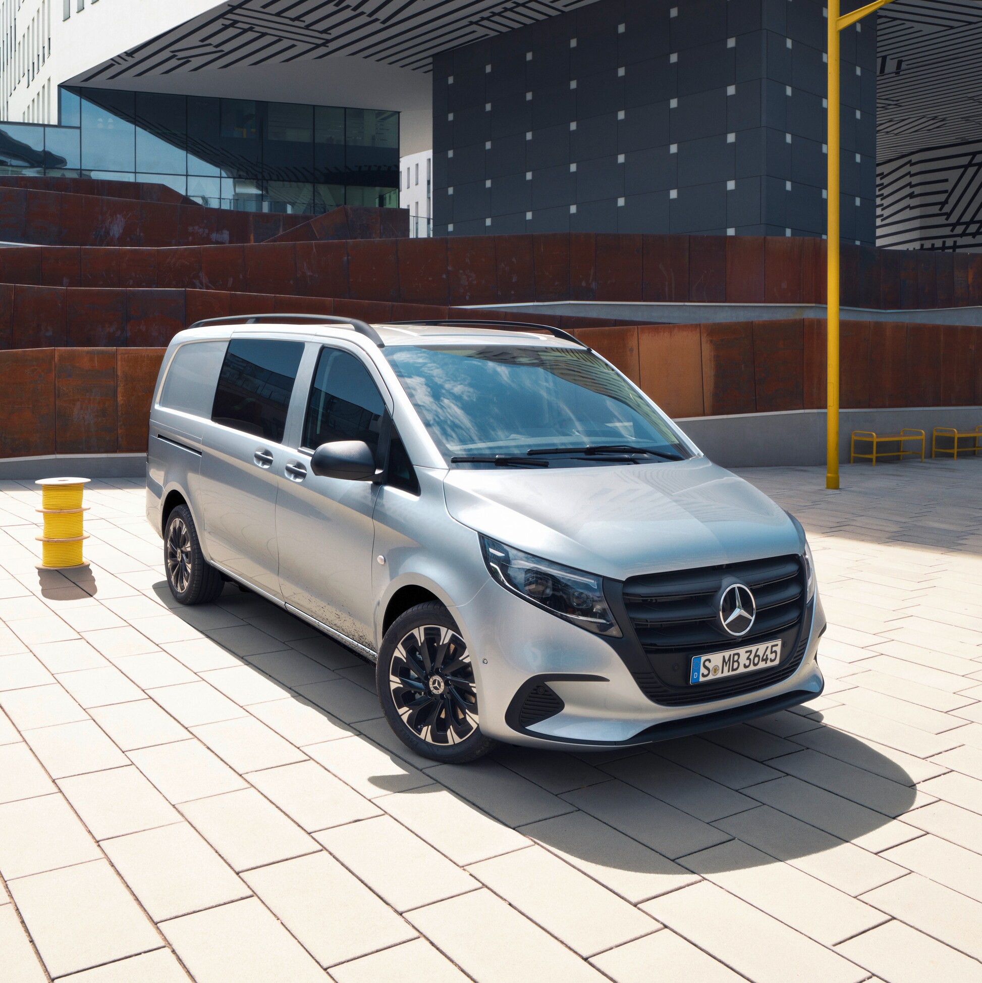 Mercedes-Benz Vito Mixto parkerad på taket av ett parkeringsgarage