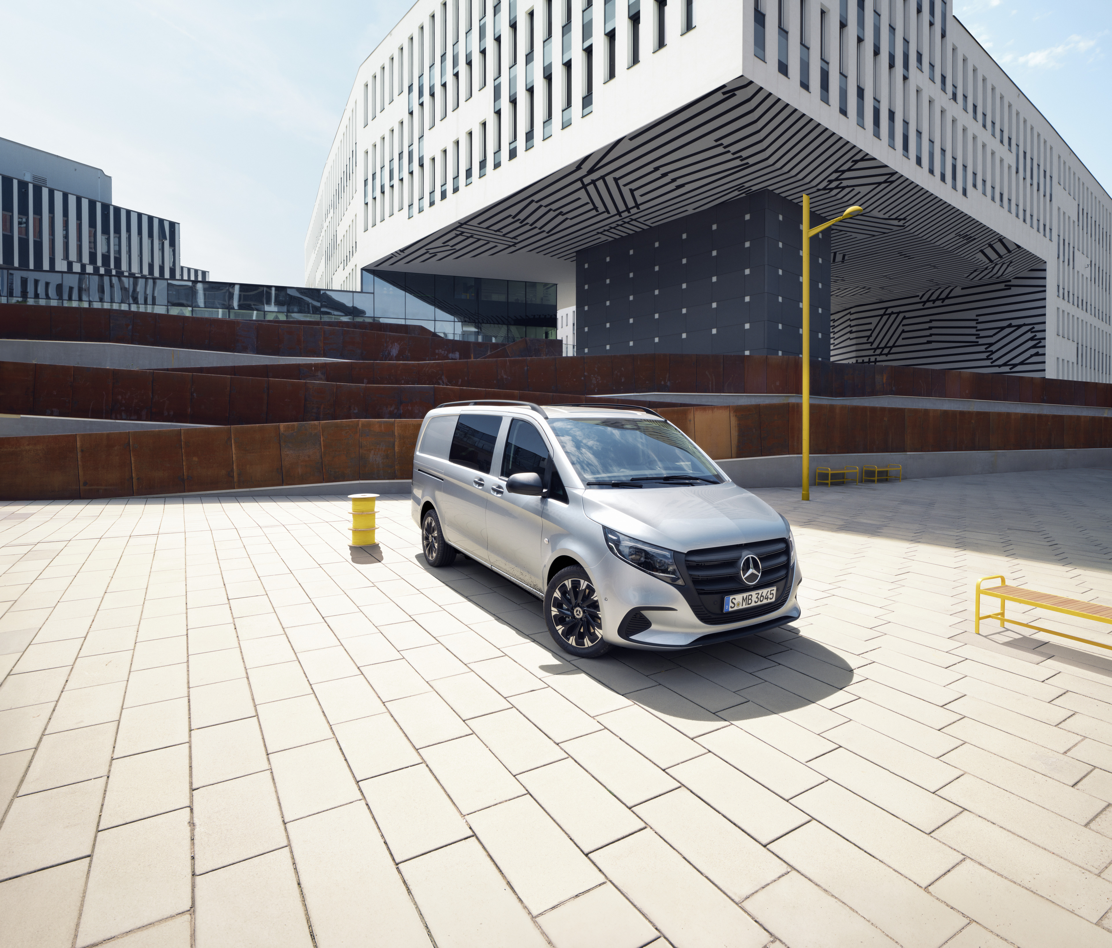 Mixto-modellerna | Mercedes-Benz Transportbilar Mercedes-Benz Vito Mixto parkerad på taket av ett parkeringsgarage