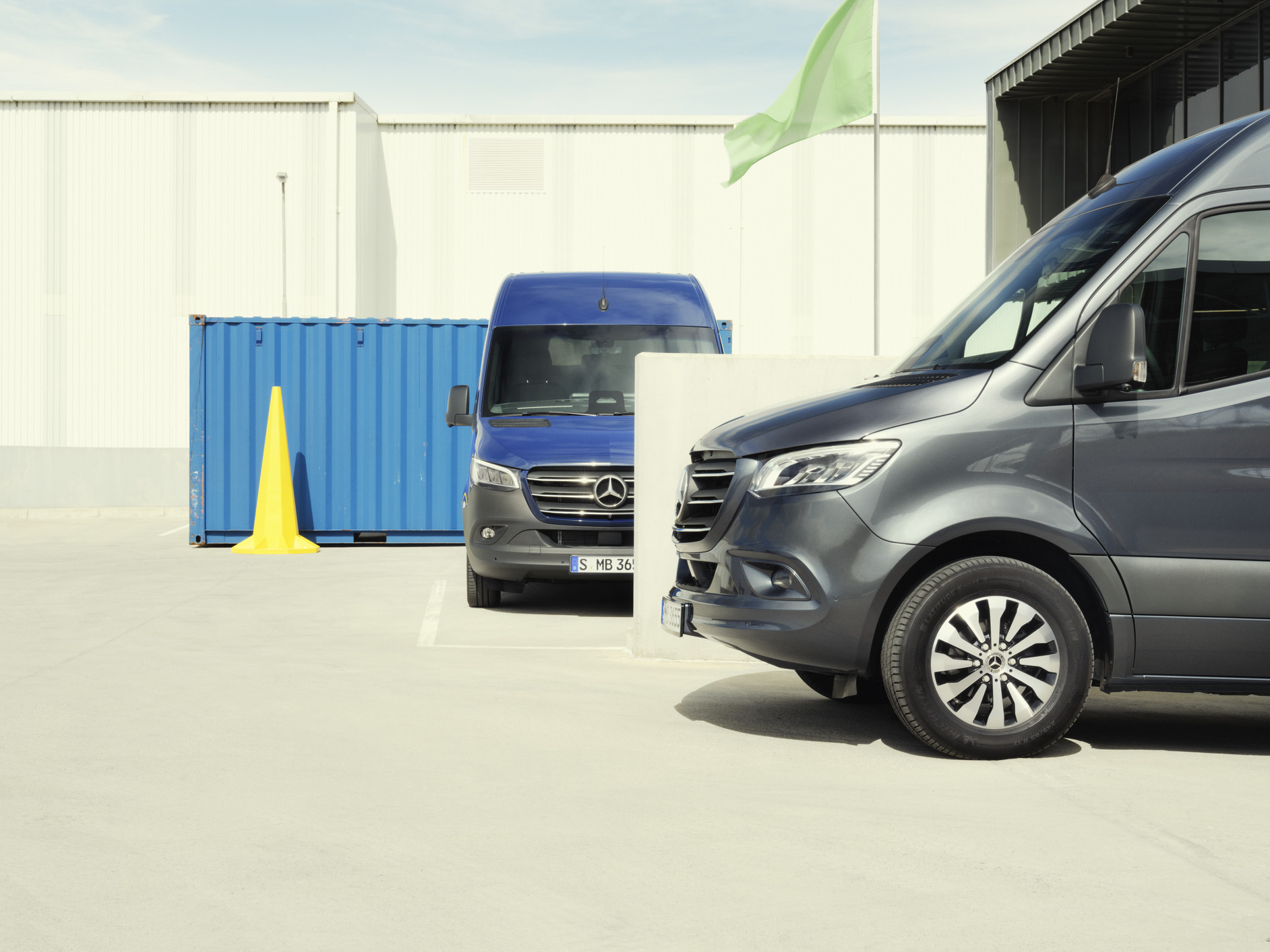 Sprinter | Mercedes-Benz Transportbilar Två Sprinter-modeller står på en parkeringsplats