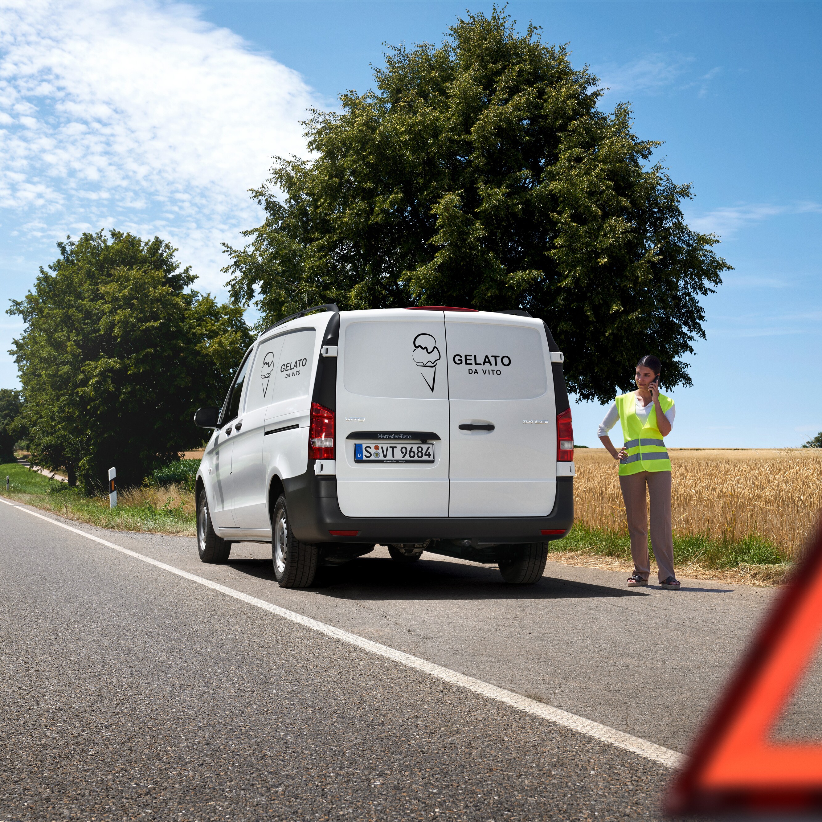 En kvinna ringer Mercedes-Benz Service24h.