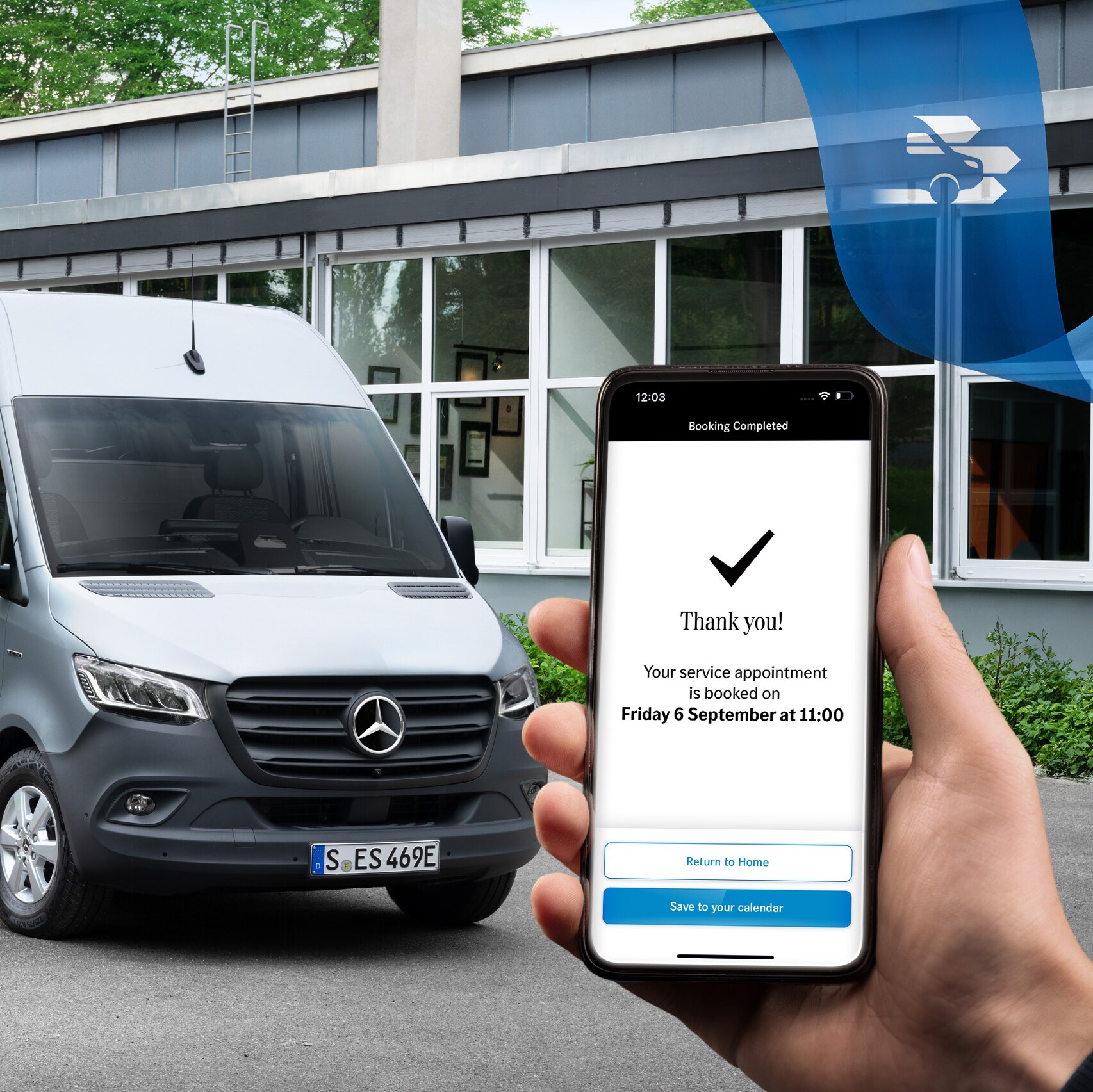 Grå Mercedes-Benz Sprinter foran kontorbygg.