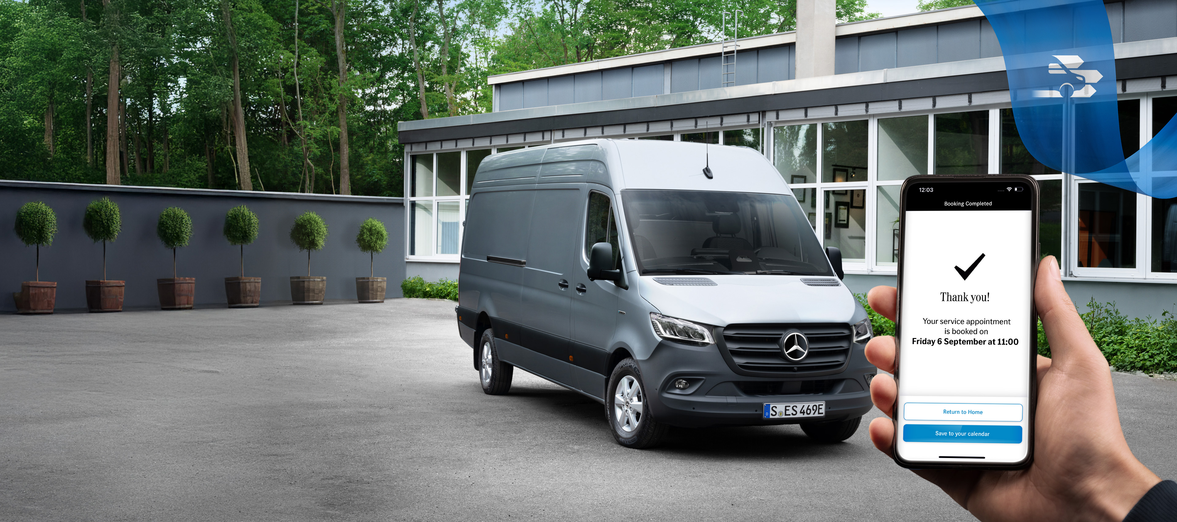 Tidsbokning online | Mercedes-Benz Transportbilar Grå Mercedes-Benz Sprinter foran kontorbygg.