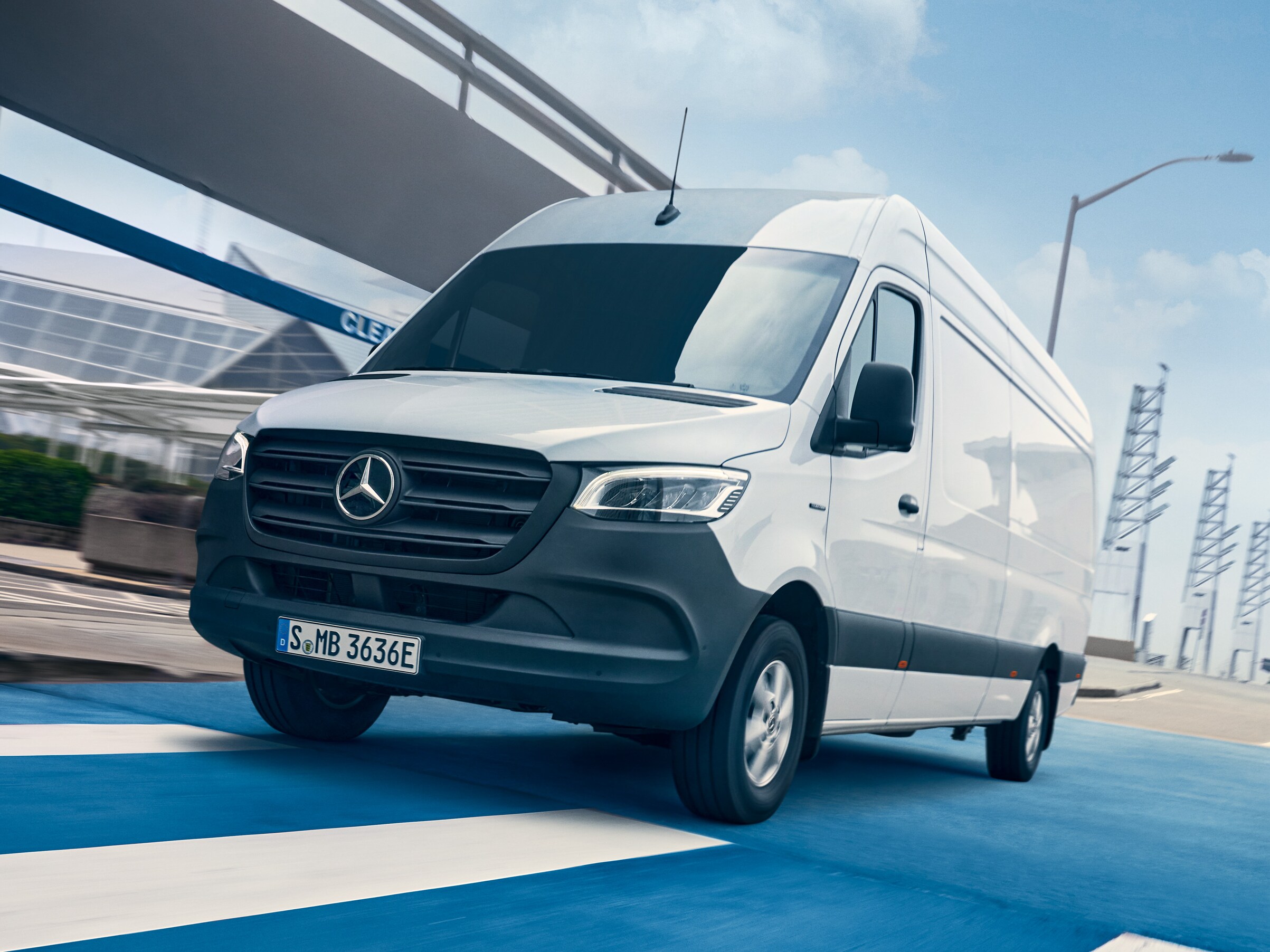 eSprinter från Mercedes-Benz kör på motorväg.