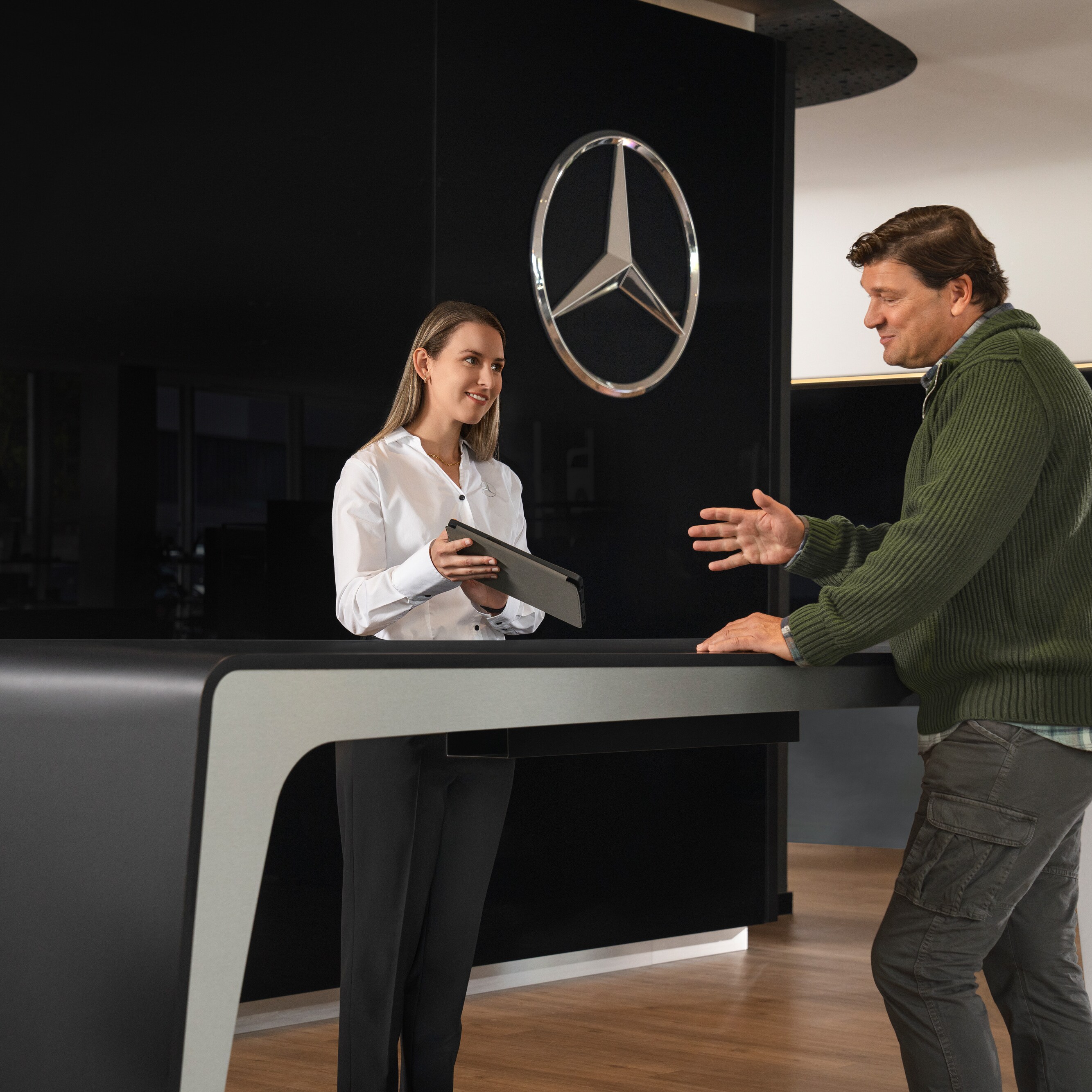 En Mercedes-Benz-rådgivare förser kunder med personlig information.