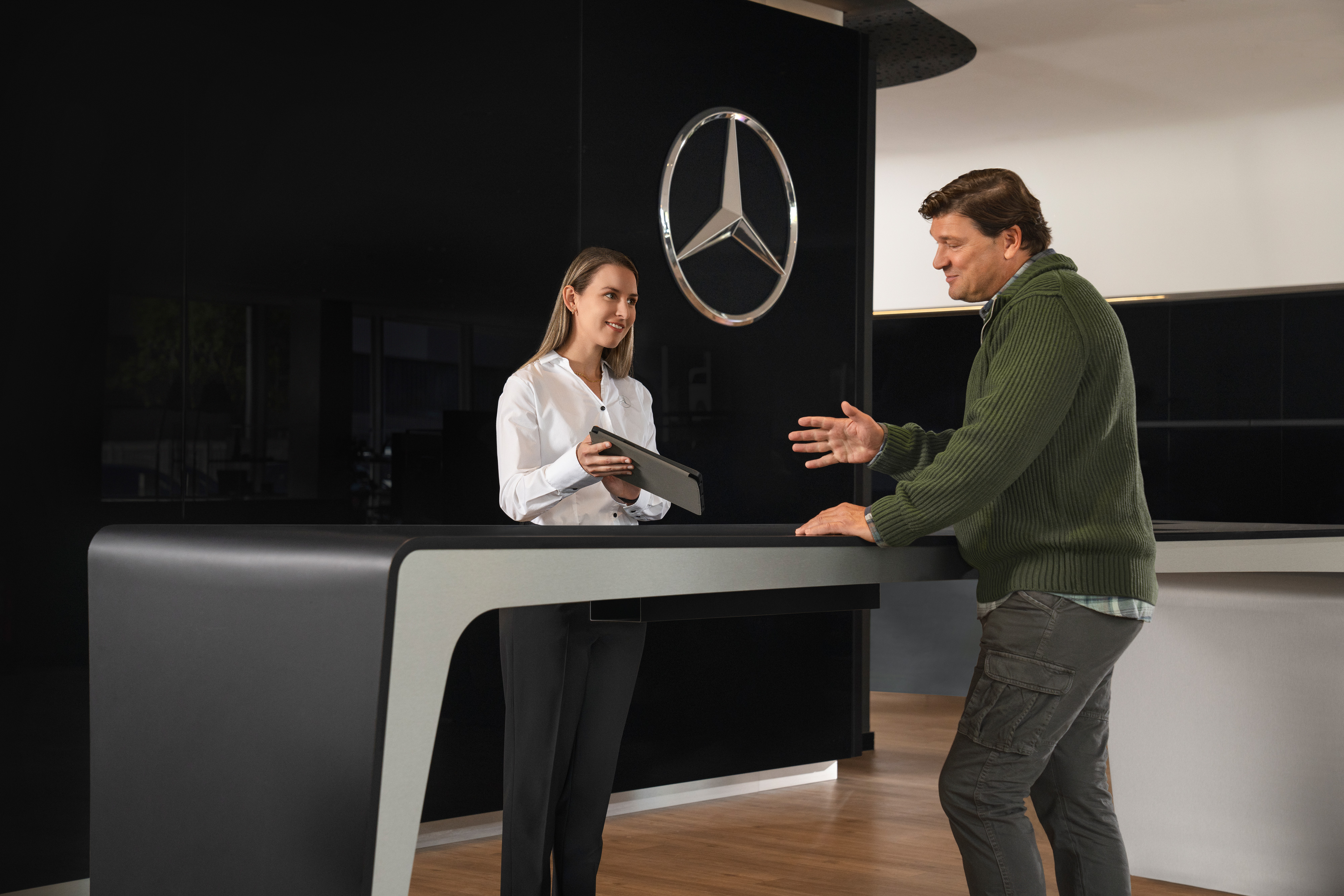 Mercedes-Benz | Service av elbilar En Mercedes-Benz-rådgivare förser kunder med personlig information.