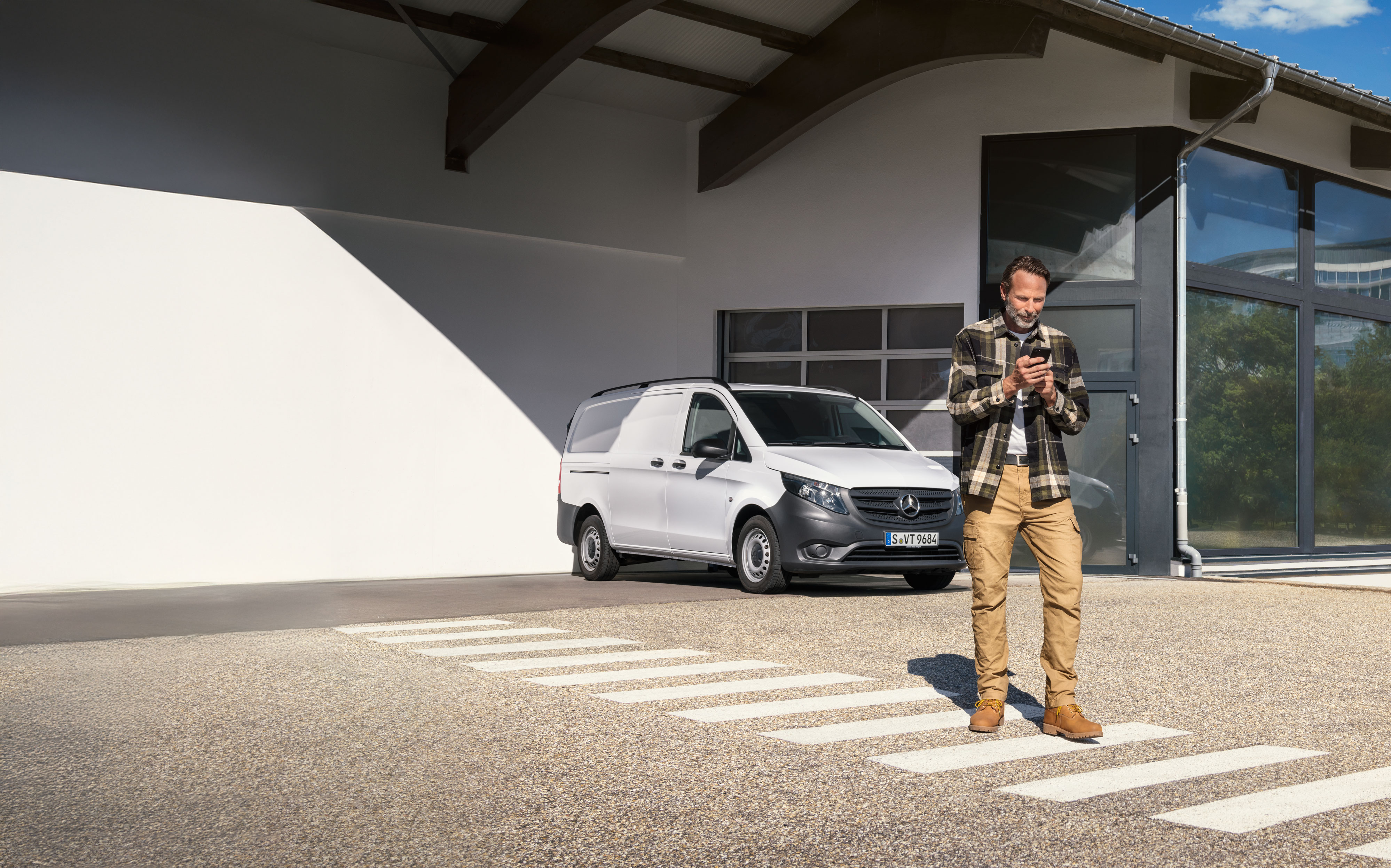 Mercedes-Benz | Service En kund bokar en servicetid med sin mobila enhet.