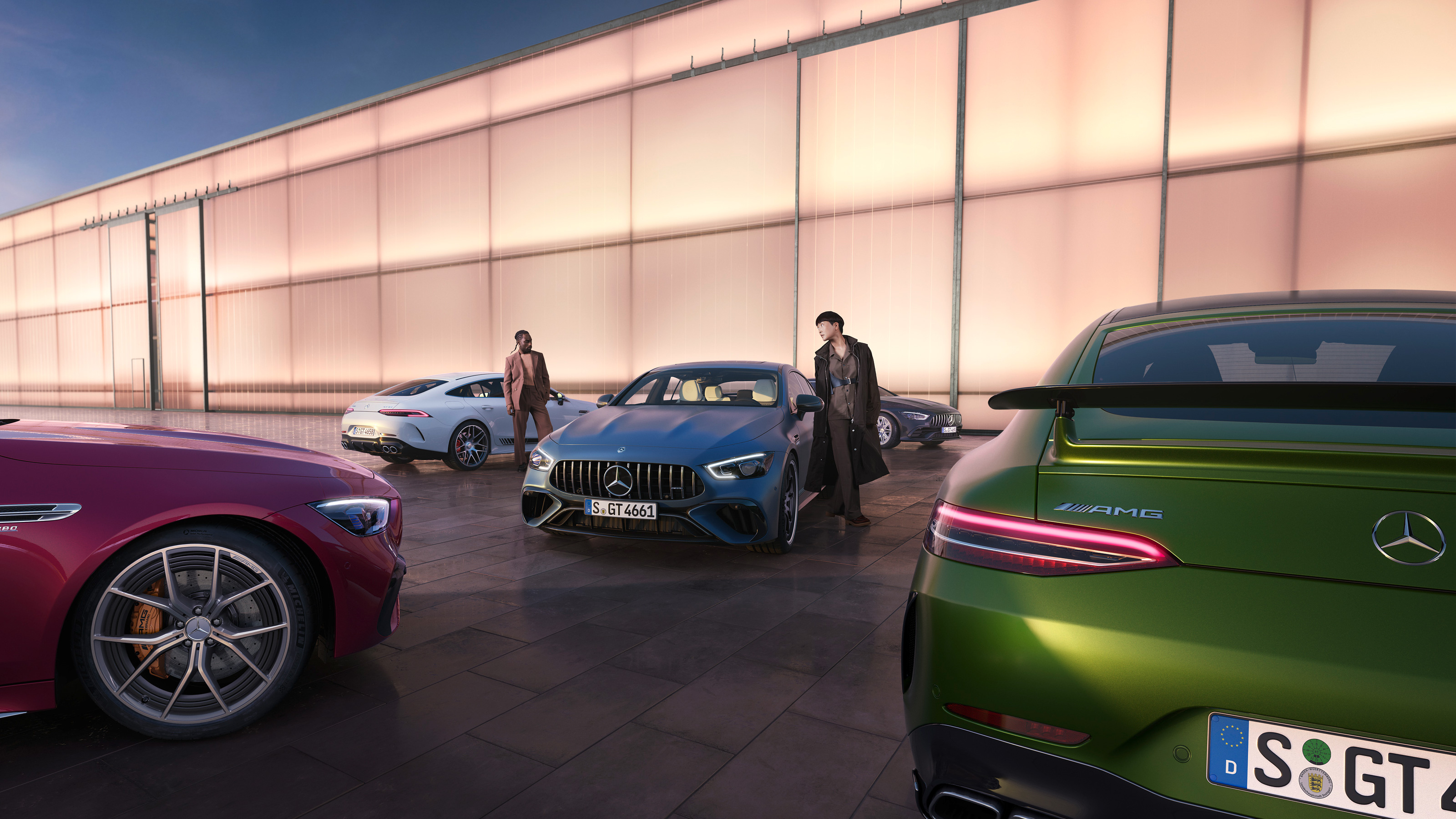 Mercedes-Benz Performance Centers & Partners | Mercedes-AMG Två personer omgivna av olika Mercedes-AMG-modeller