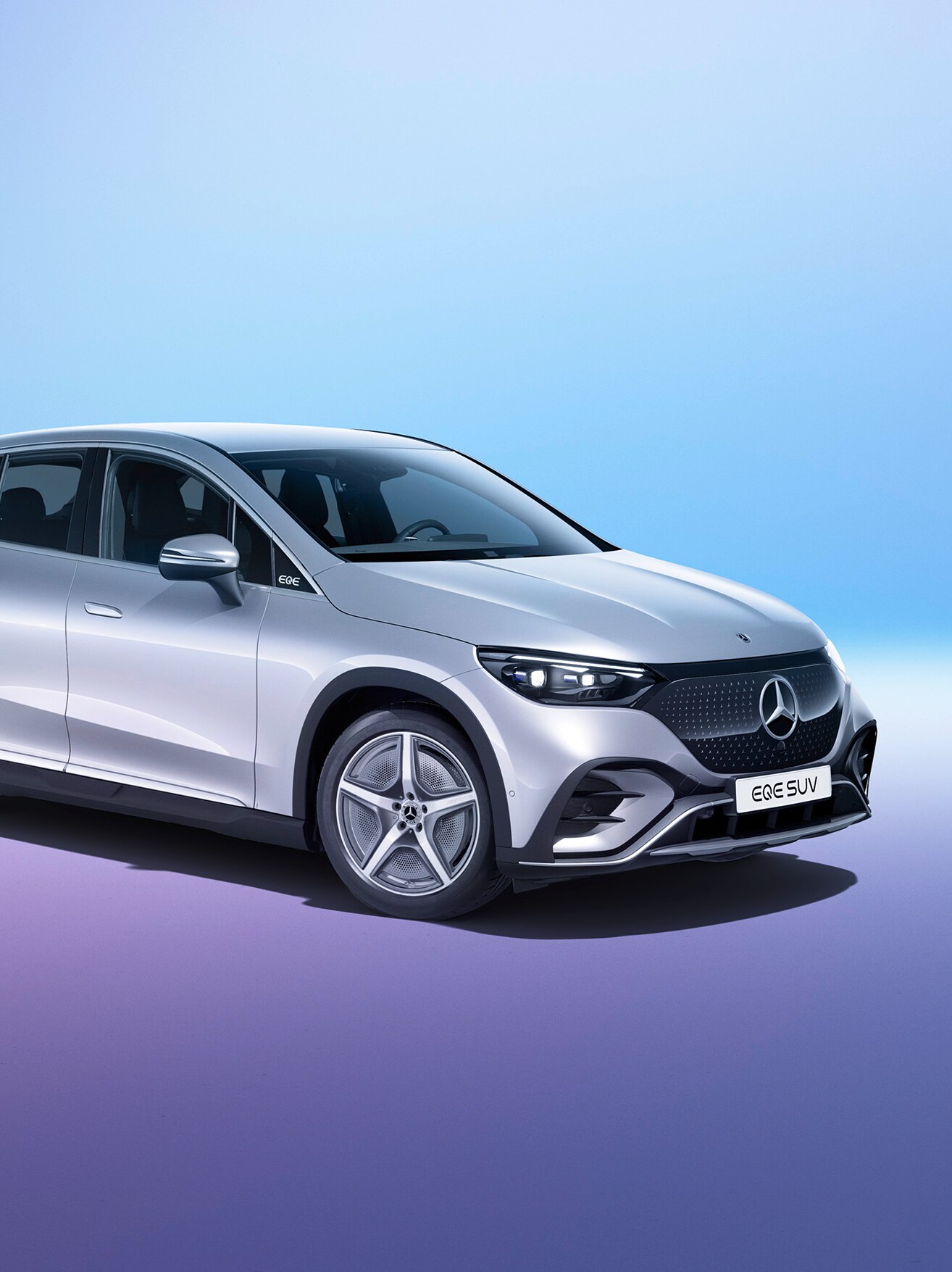 Mercedes-Benz EQE SUV på färgglad bakgrund