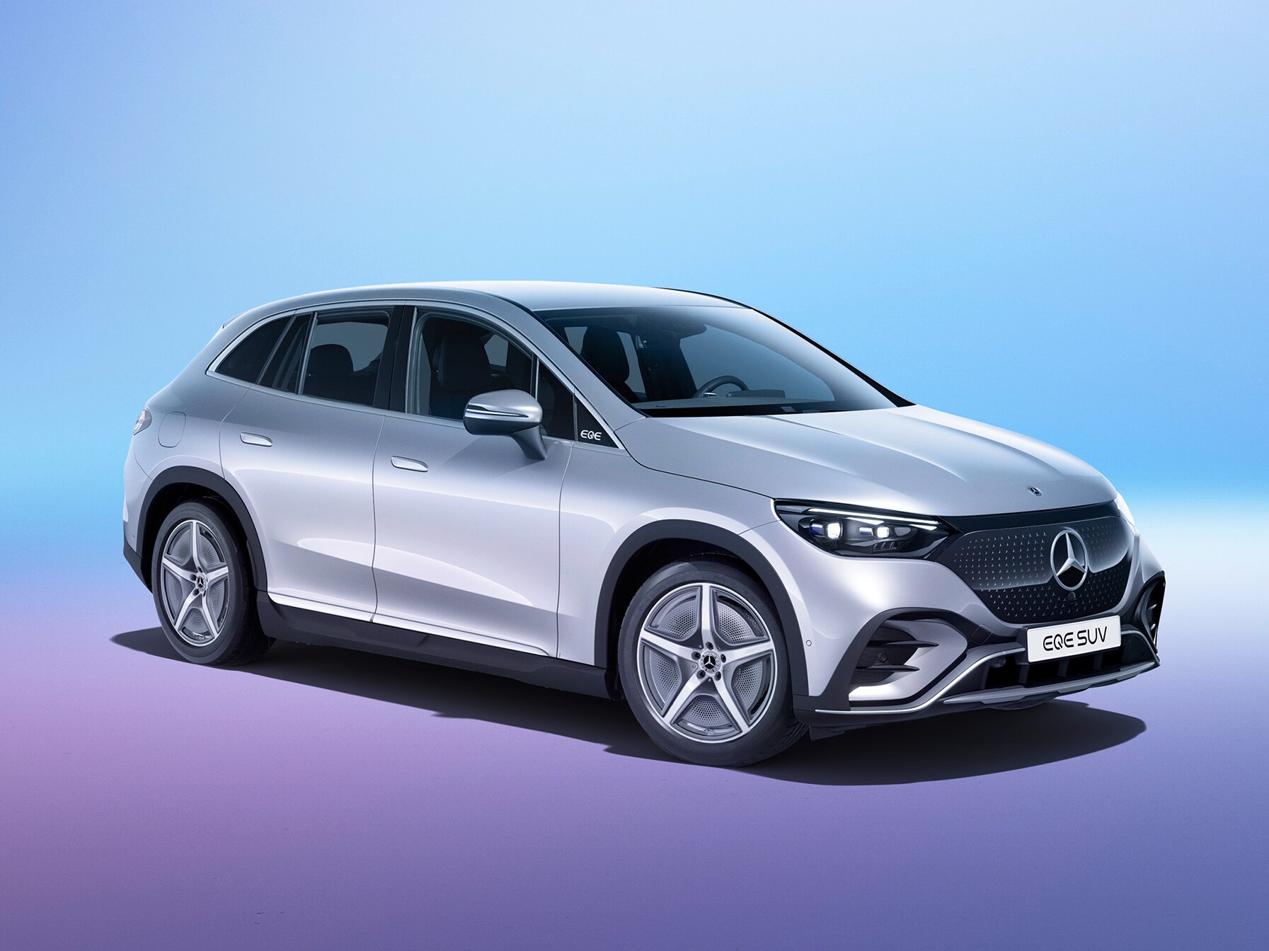 Mercedes-Benz EQE SUV på färgglad bakgrund